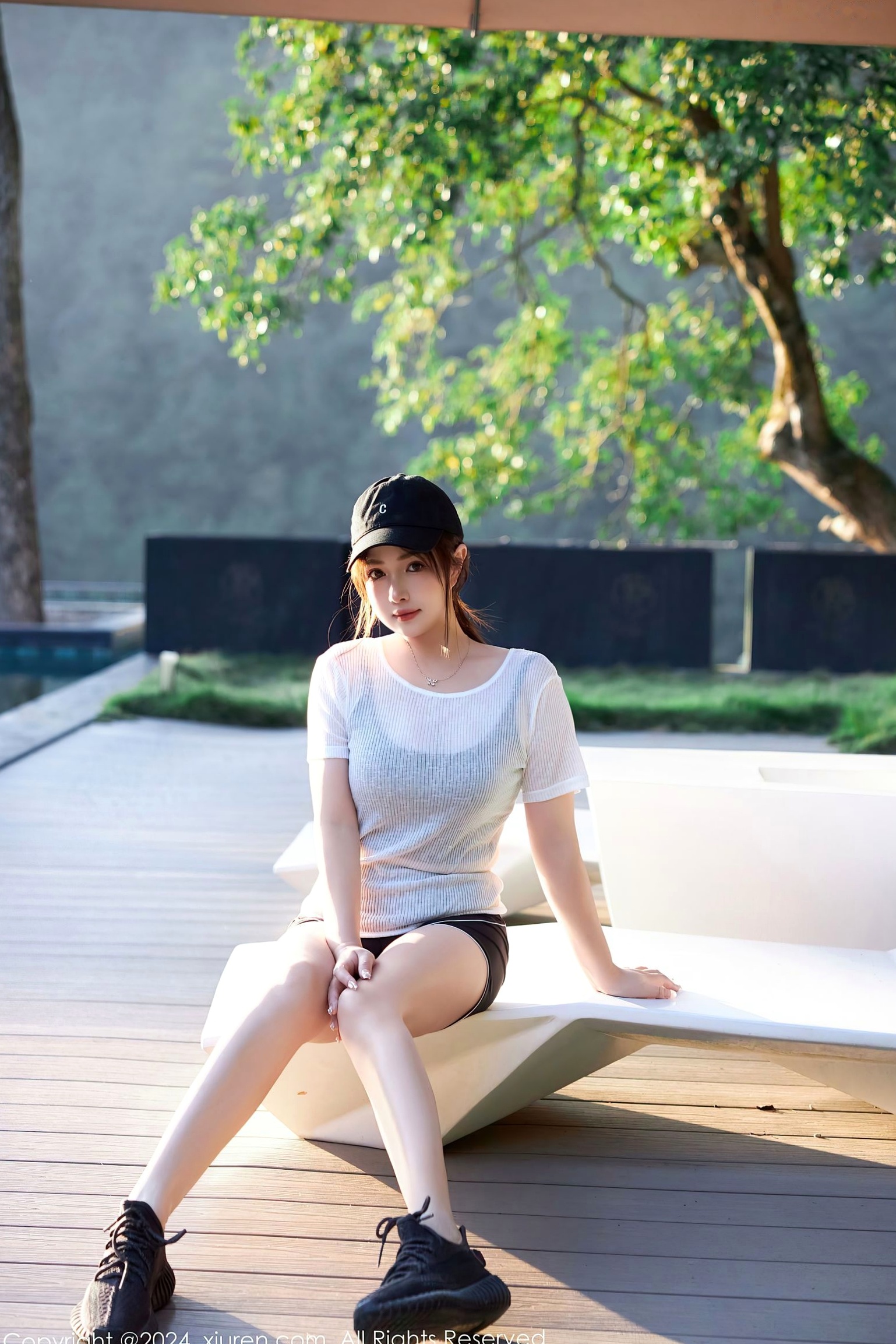 XiuRen秀人网9549期:养乐多Doll运动风活力少女,白T黑背心展现极致火辣身材,清纯可爱与性感诱惑并存,居家与户外运动写真系列。