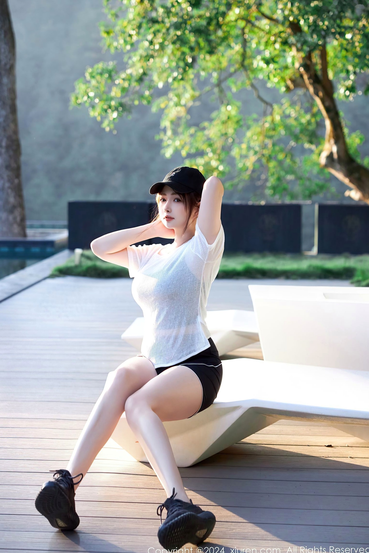 XiuRen秀人网9549期:养乐多Doll运动风活力少女,白T黑背心展现极致火辣身材,清纯可爱与性感诱惑并存,居家与户外运动写真系列。