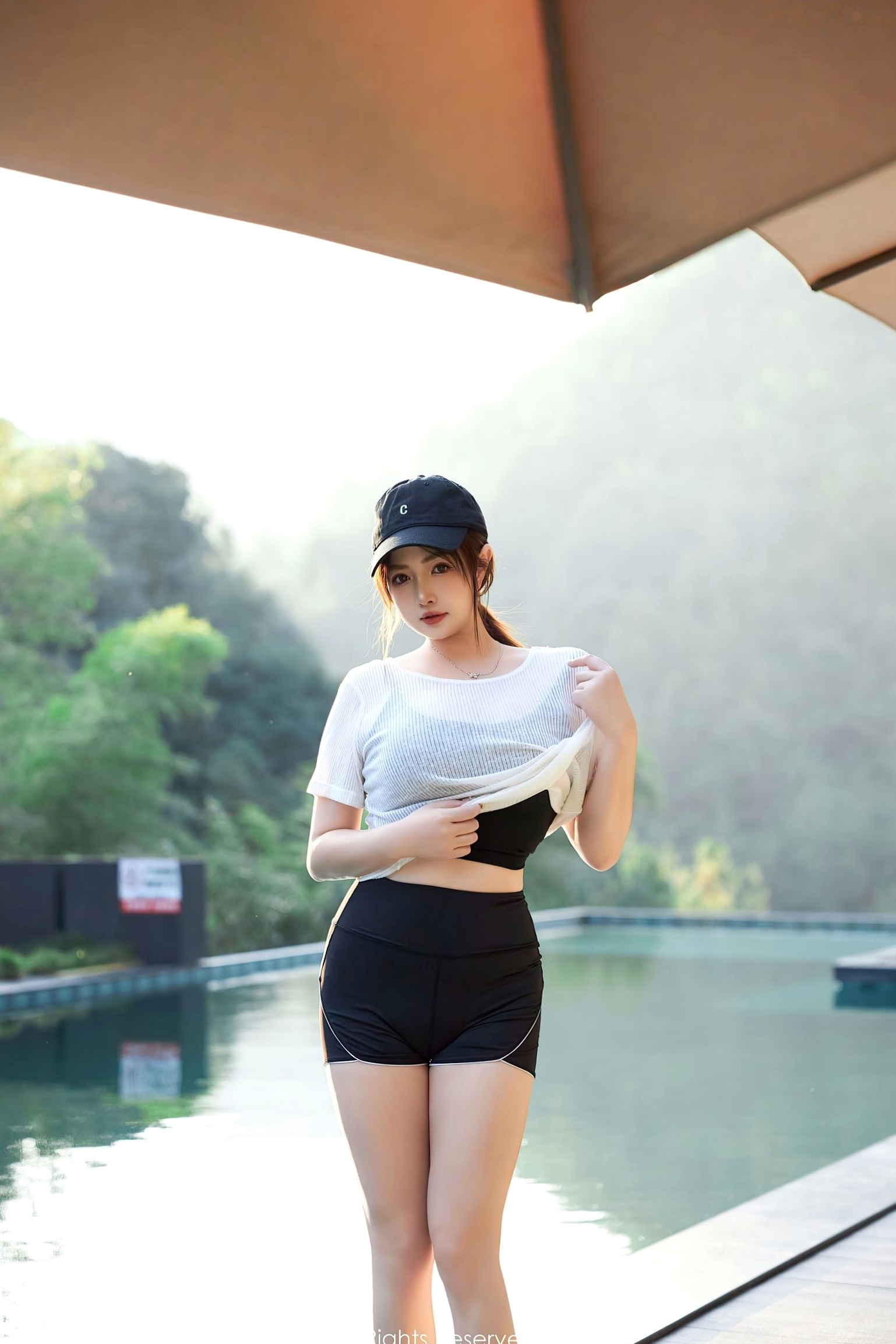 XiuRen秀人网9549期:养乐多Doll运动风活力少女,白T黑背心展现极致火辣身材,清纯可爱与性感诱惑并存,居家与户外运动写真系列。