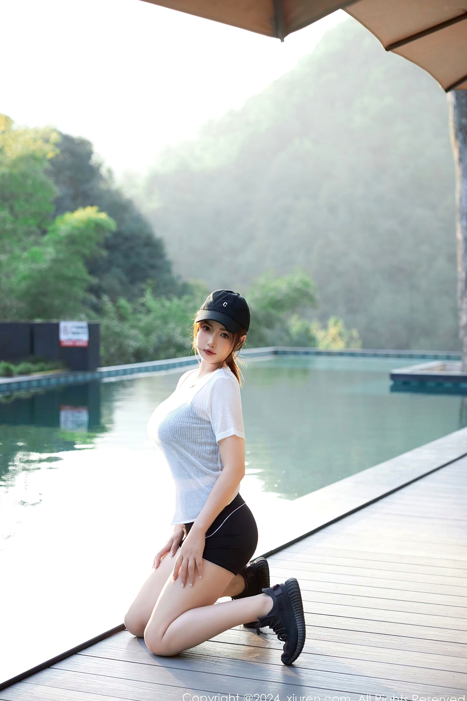 XiuRen秀人网9549期:养乐多Doll运动风活力少女,白T黑背心展现极致火辣身材,清纯可爱与性感诱惑并存,居家与户外运动写真系列。