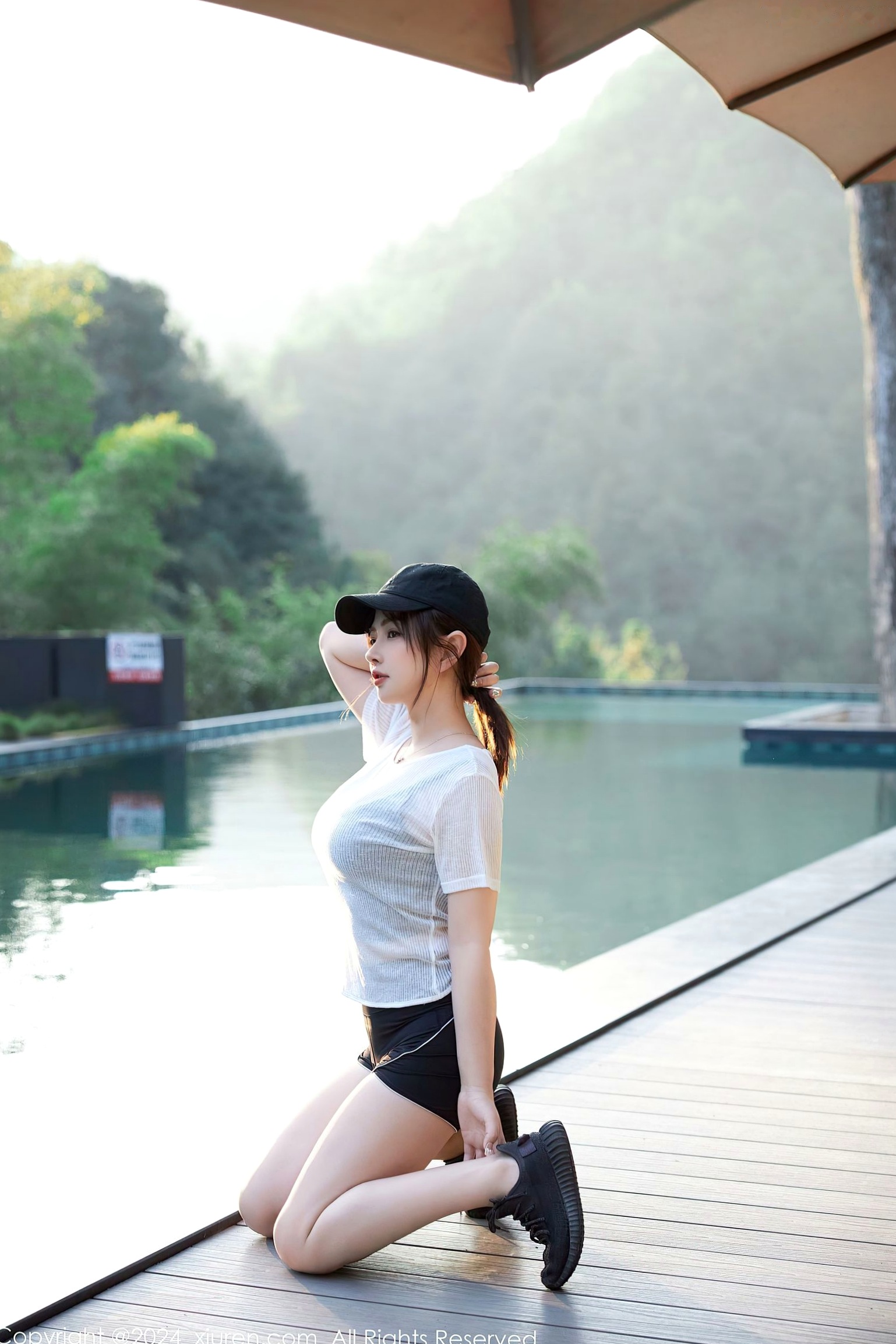 XiuRen秀人网9549期:养乐多Doll运动风活力少女,白T黑背心展现极致火辣身材,清纯可爱与性感诱惑并存,居家与户外运动写真系列。