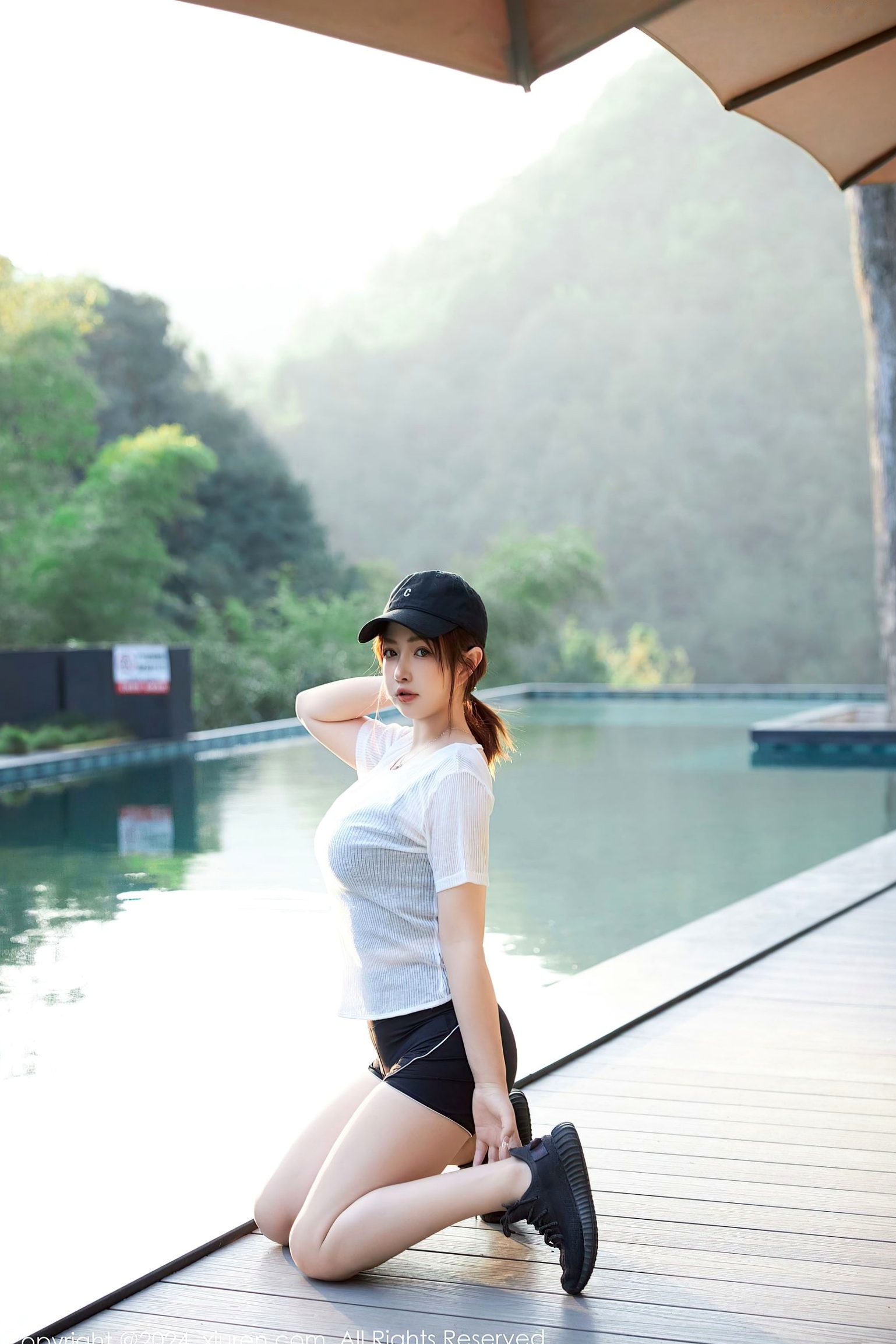 XiuRen秀人网9549期:养乐多Doll运动风活力少女,白T黑背心展现极致火辣身材,清纯可爱与性感诱惑并存,居家与户外运动写真系列。