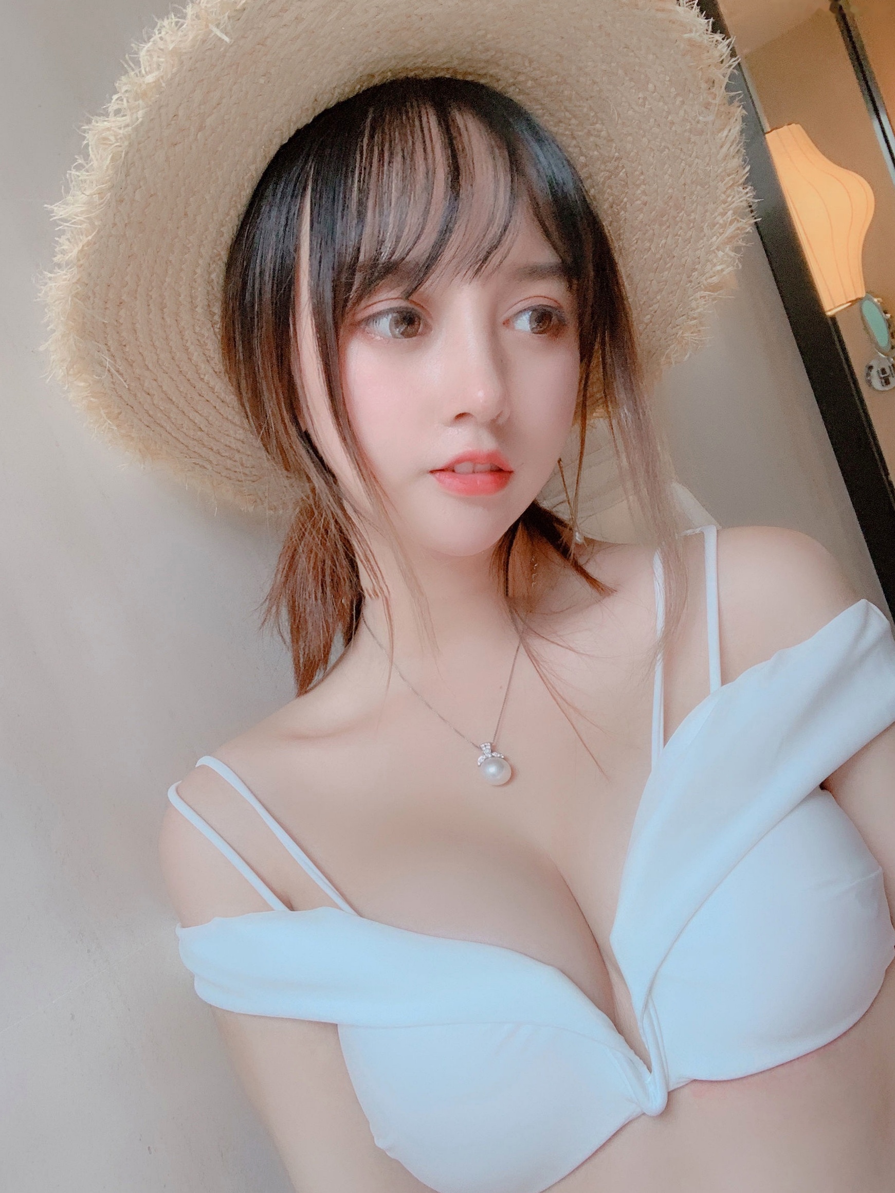过期米线线喵日常——二次元灵动猫耳少女与都市街拍高冷女神,展现多面迷人气质,甜美居家与时尚穿搭随拍