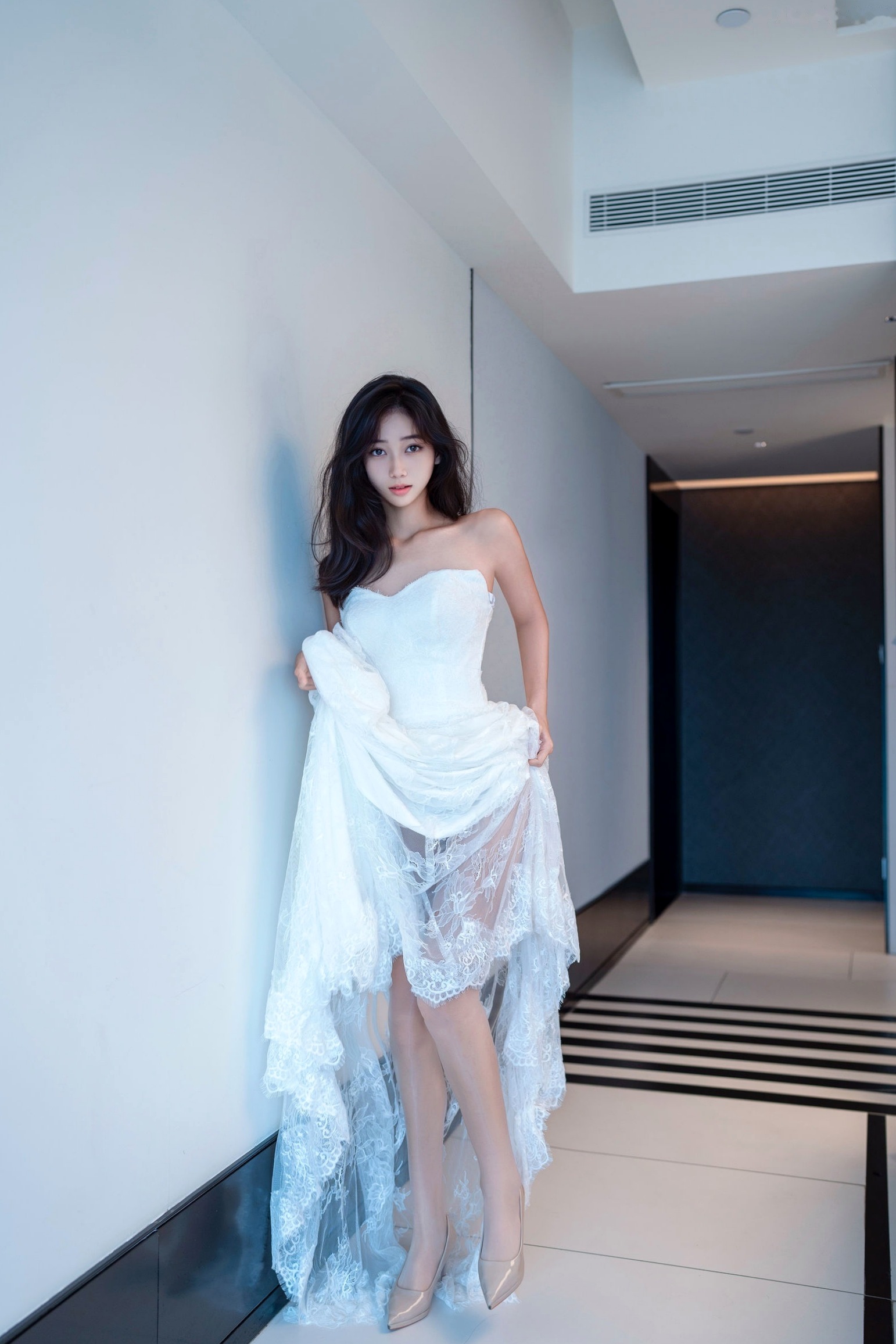 【XR-Uncensored】时安安:白色蕾丝长裙与肤色丝袜私房写真,极致美腿演绎优雅诱惑,XingYan星颜社绝美私拍