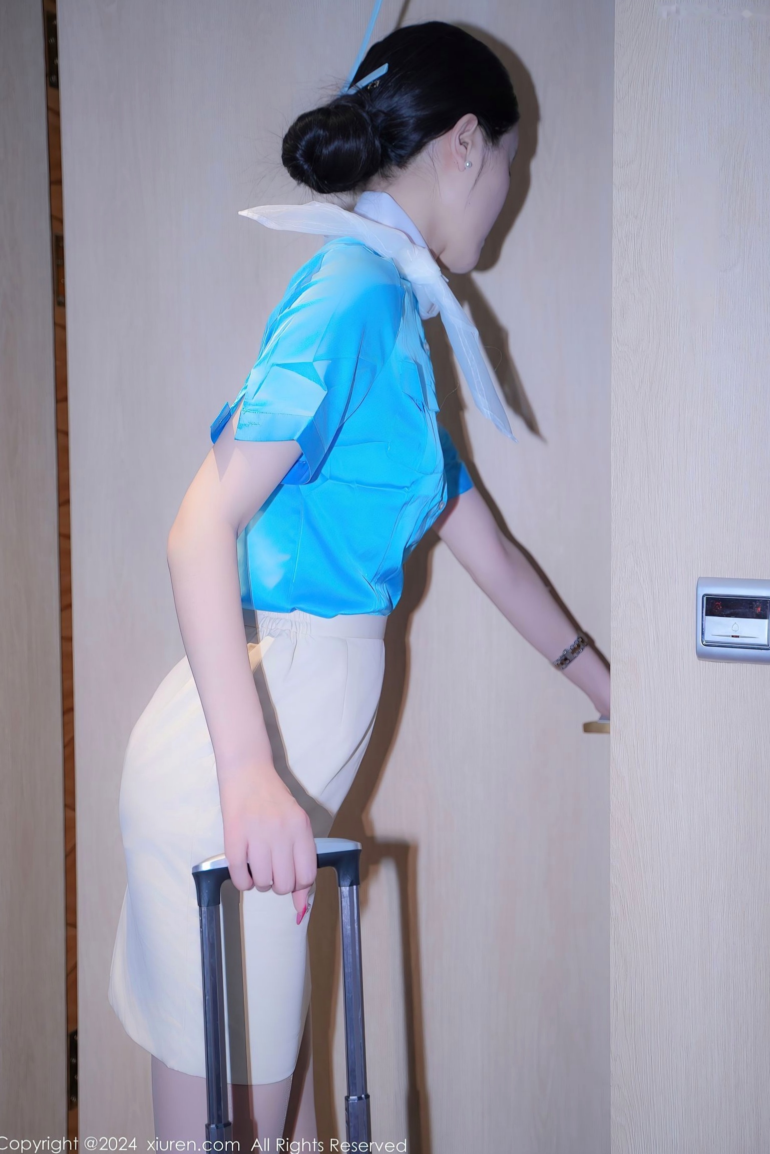 秀人网9269-Erikaki:天蓝色空姐制服诱惑,室内私房绝美长腿丝袜写真