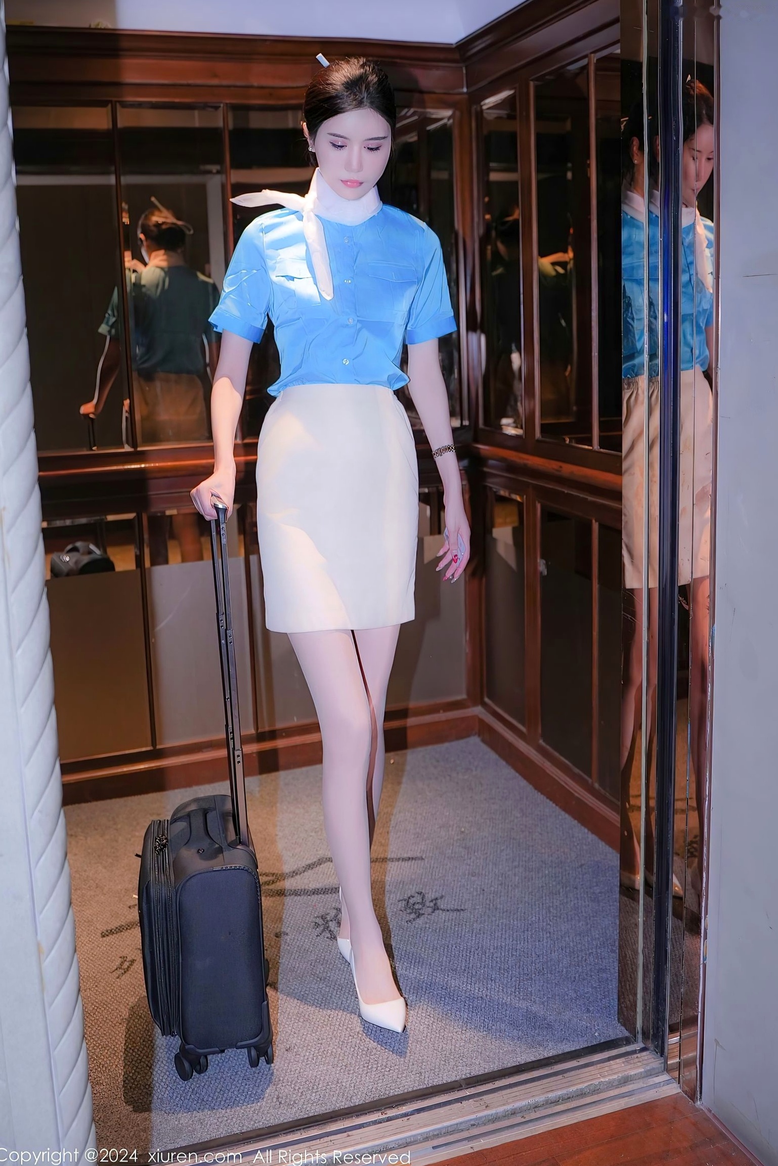 秀人网9269-Erikaki:天蓝色空姐制服诱惑,室内私房绝美长腿丝袜写真
