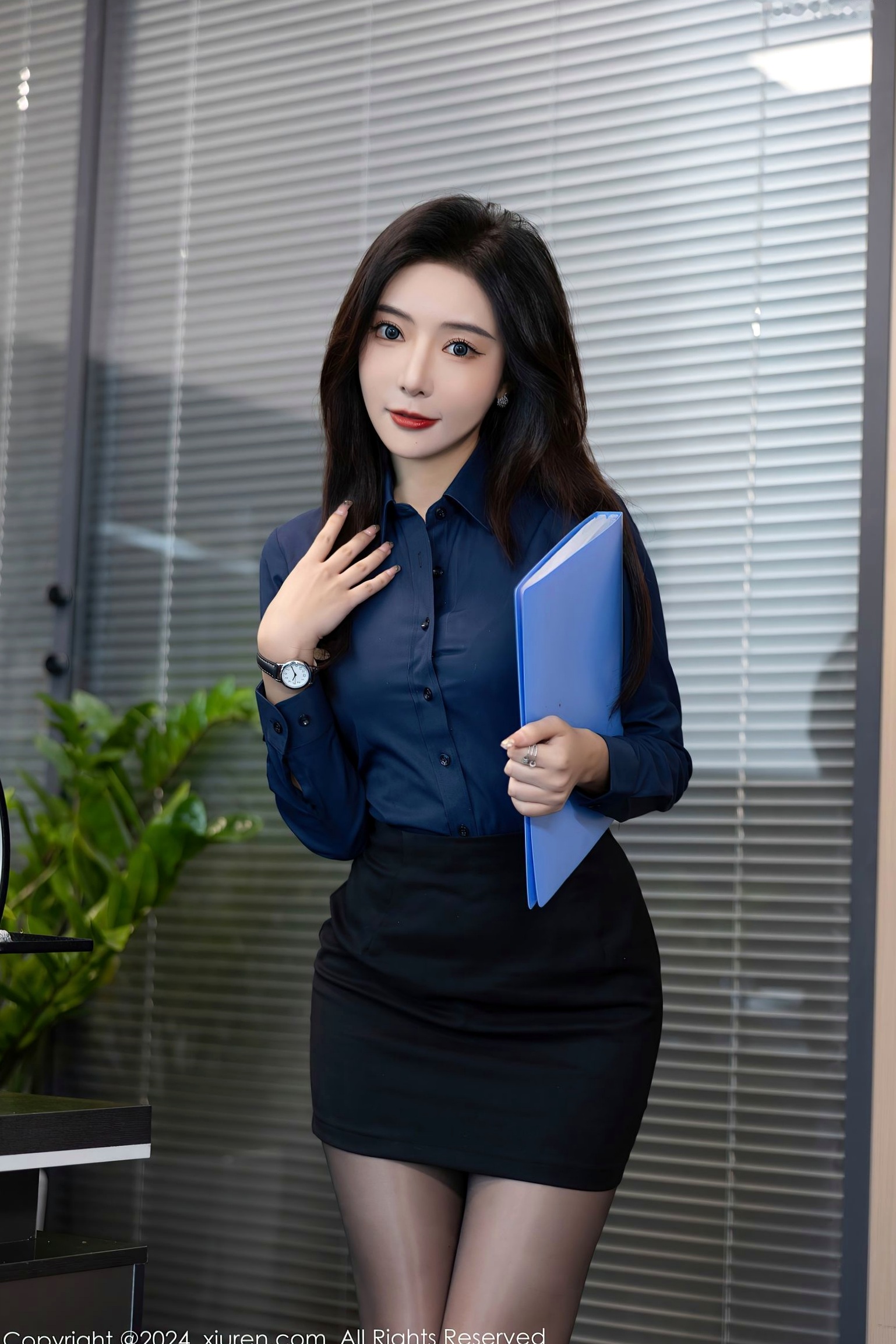 秀人网8760王馨瑶:OL职场风格,深蓝衬衫搭配短裙黑丝,办公室诱惑,展现知性美腿与极致身材