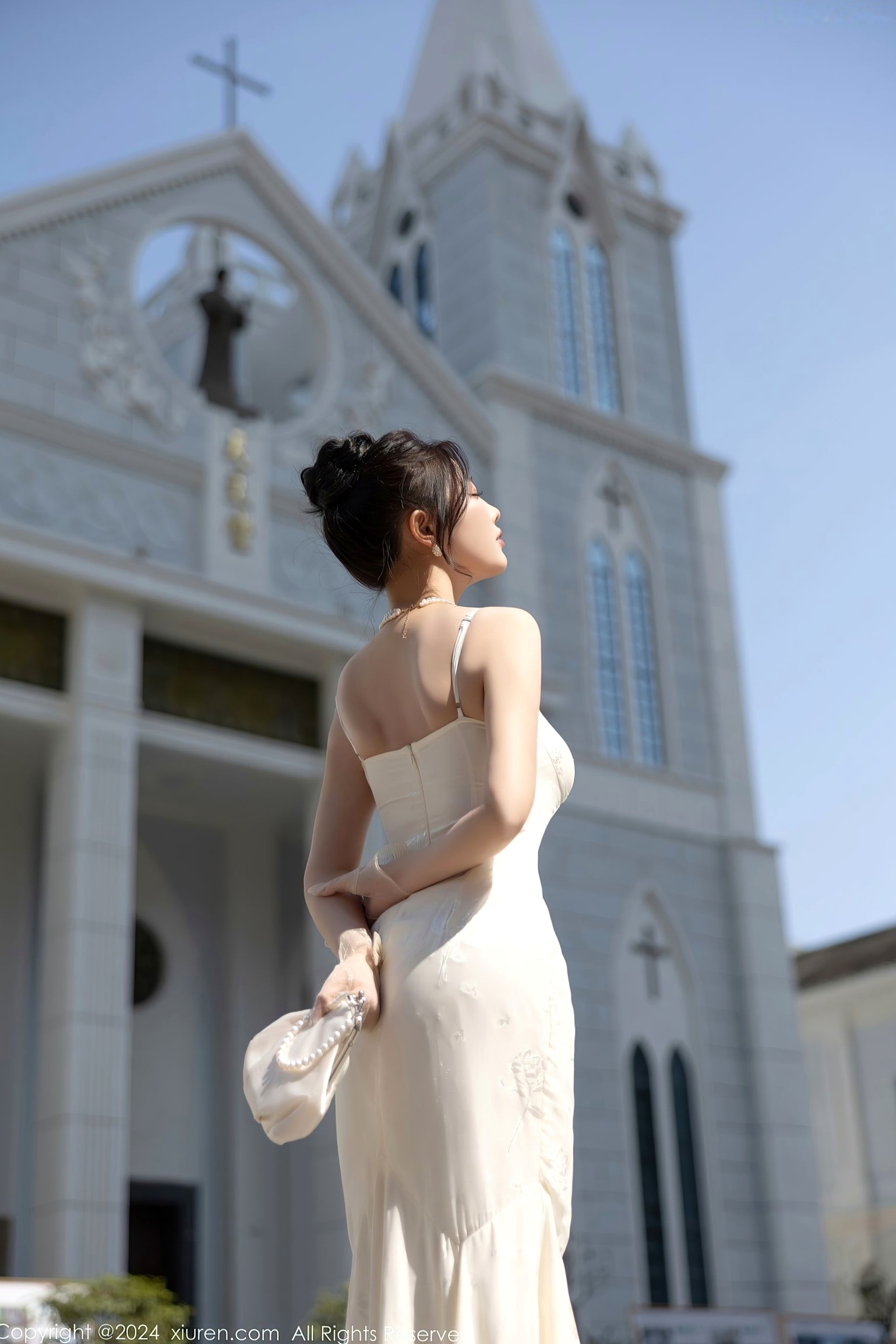 XiuRen秀人网-8538-杨晨晨Yome-纯欲风白色吊带长裙与白色丝袜室内私房写真-极致优雅诱惑-2024.05.14