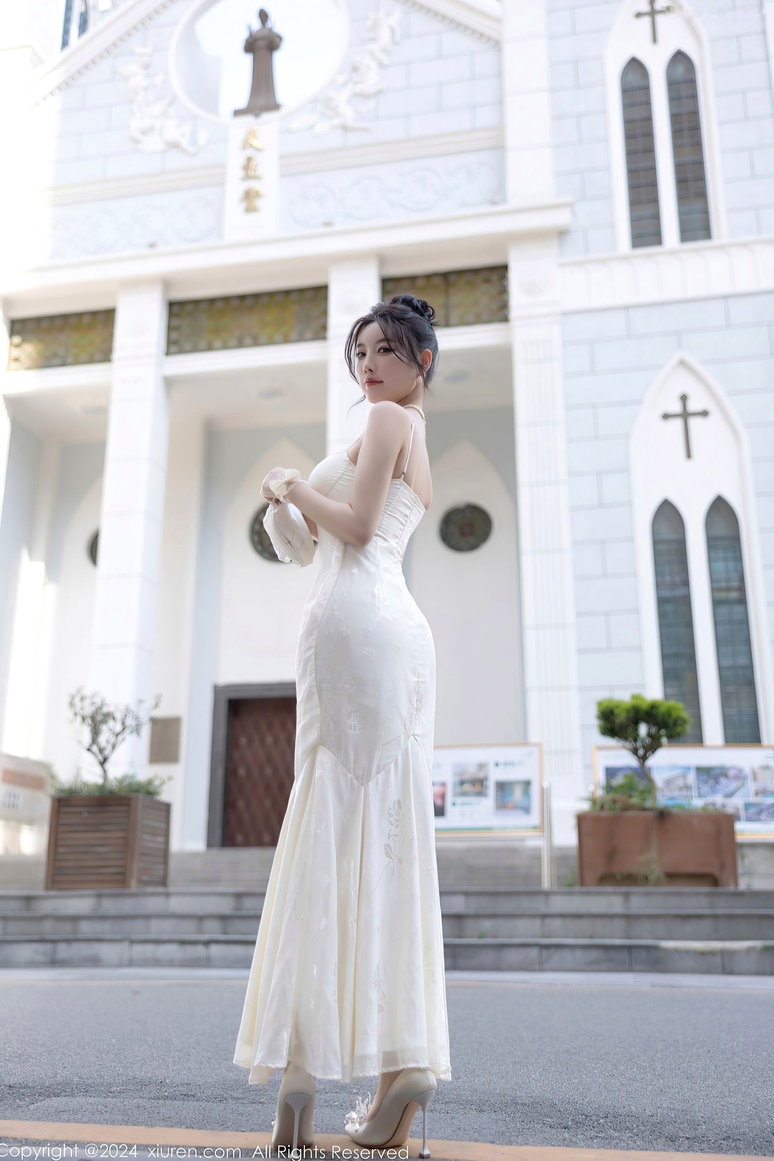 XiuRen秀人网-8538-杨晨晨Yome-纯欲风白色吊带长裙与白色丝袜室内私房写真-极致优雅诱惑-2024.05.14