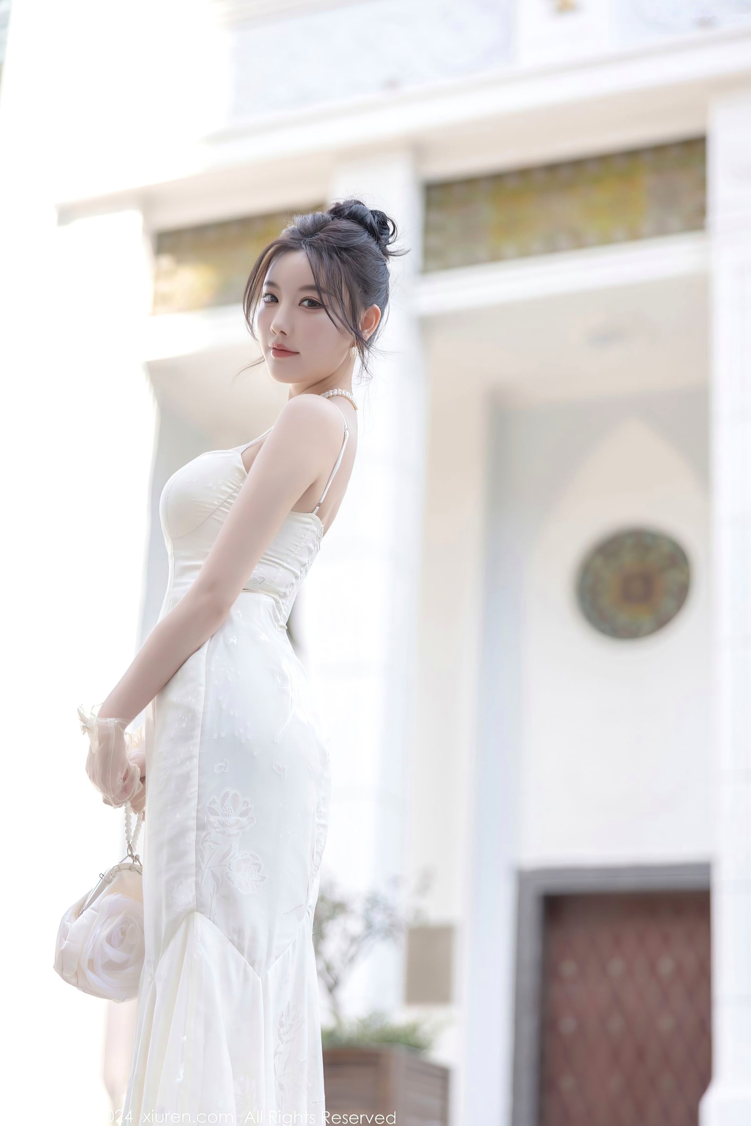 XiuRen秀人网-8538-杨晨晨Yome-纯欲风白色吊带长裙与白色丝袜室内私房写真-极致优雅诱惑-2024.05.14