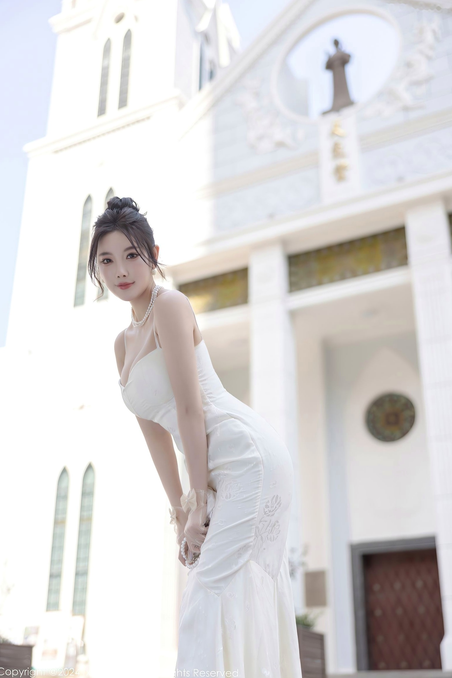 XiuRen秀人网-8538-杨晨晨Yome-纯欲风白色吊带长裙与白色丝袜室内私房写真-极致优雅诱惑-2024.05.14