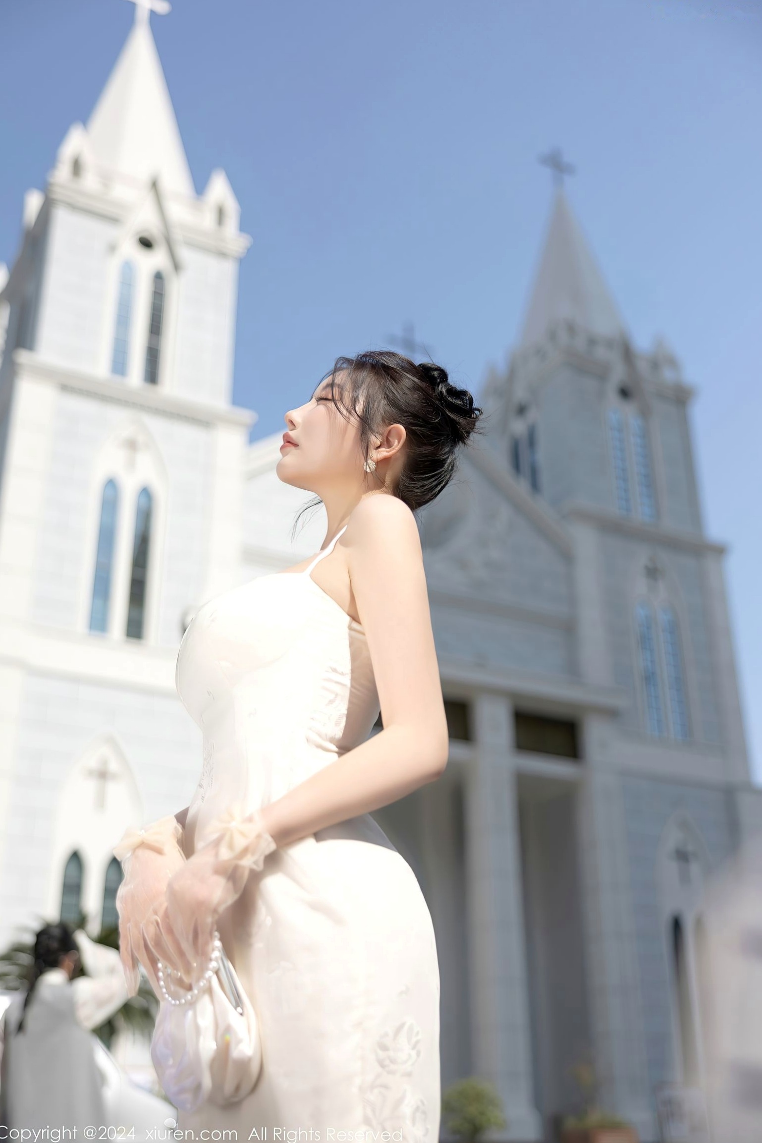 XiuRen秀人网-8538-杨晨晨Yome-纯欲风白色吊带长裙与白色丝袜室内私房写真-极致优雅诱惑-2024.05.14
