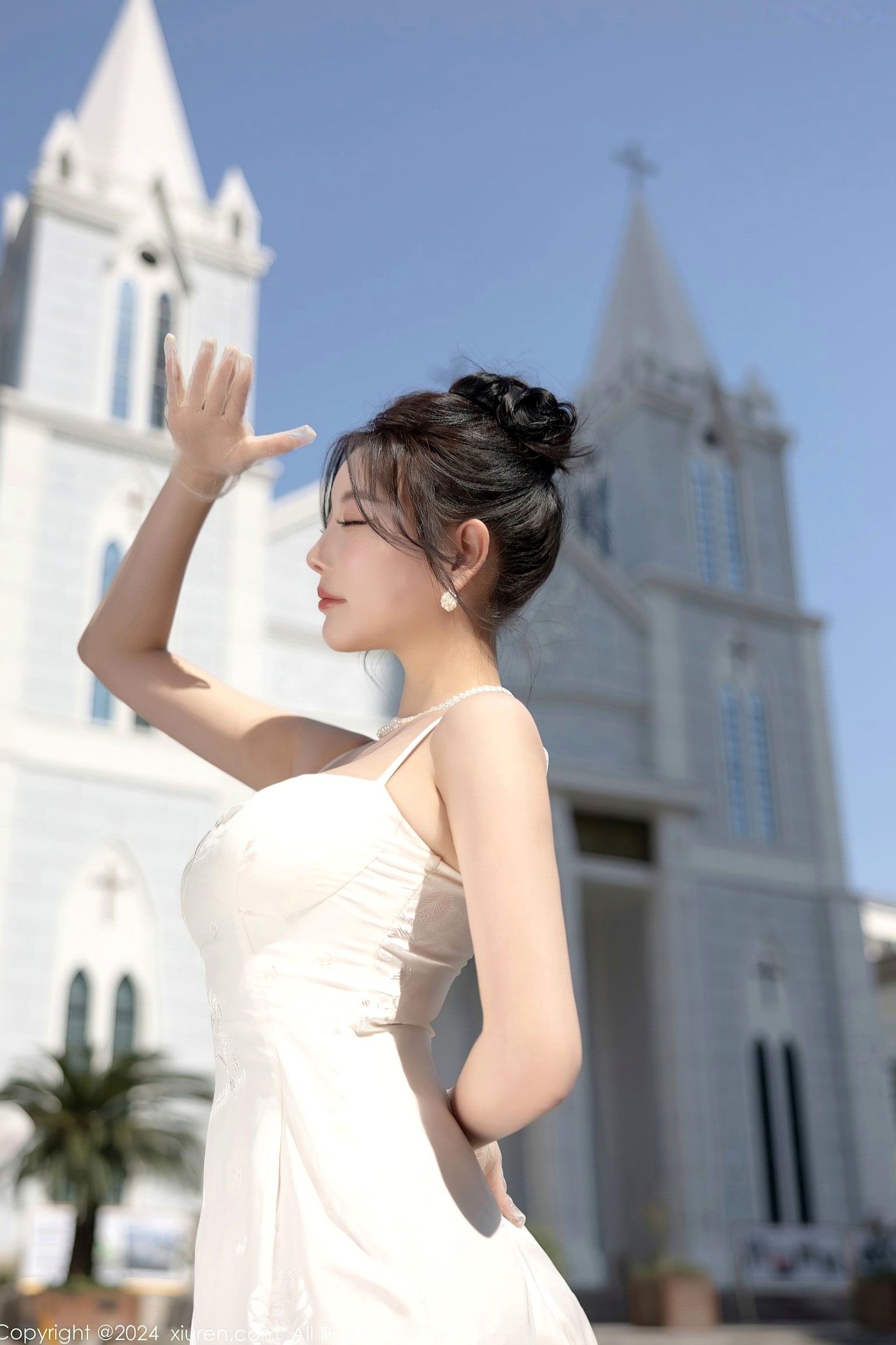 XiuRen秀人网-8538-杨晨晨Yome-纯欲风白色吊带长裙与白色丝袜室内私房写真-极致优雅诱惑-2024.05.14
