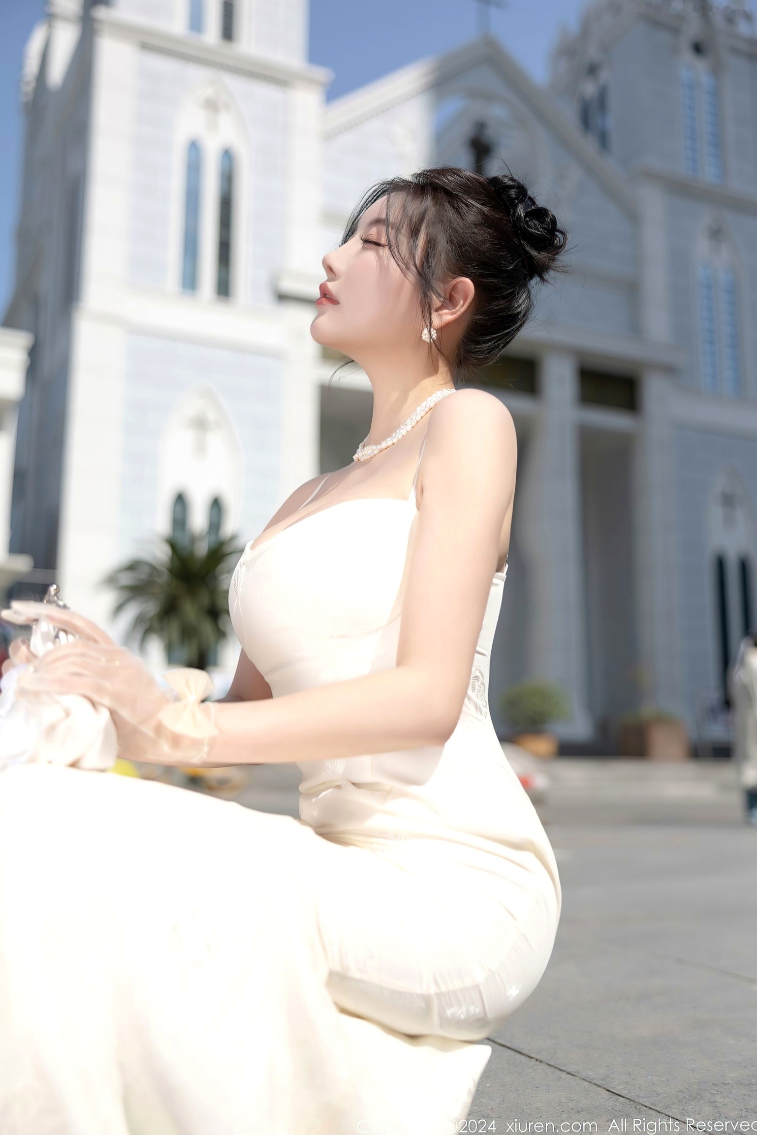 XiuRen秀人网-8538-杨晨晨Yome-纯欲风白色吊带长裙与白色丝袜室内私房写真-极致优雅诱惑-2024.05.14