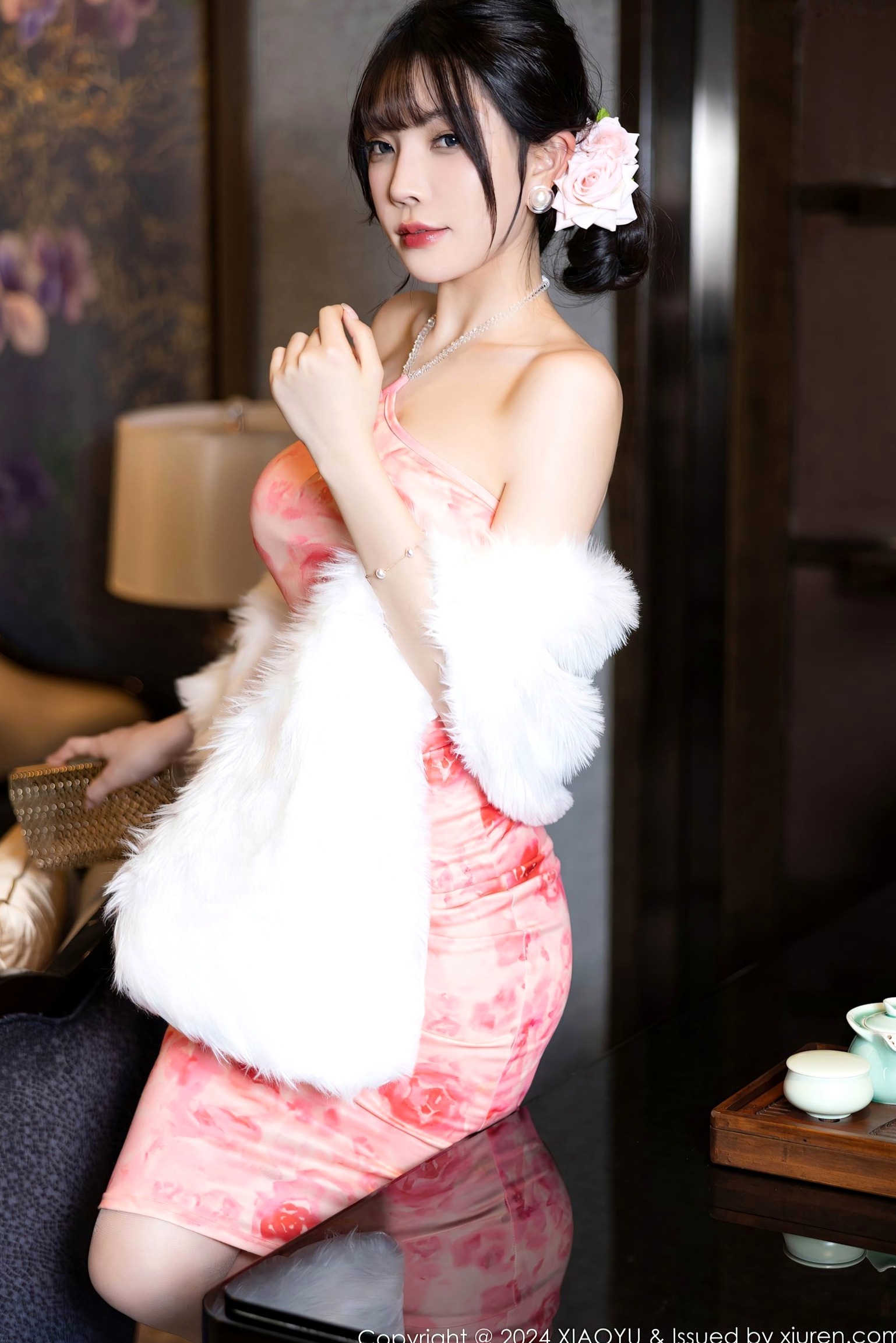 XiaoYu语画界:徐莉芝古风改良旗袍与诱惑黑蕾丝写真,极致丝袜曲线尽显私房魅力