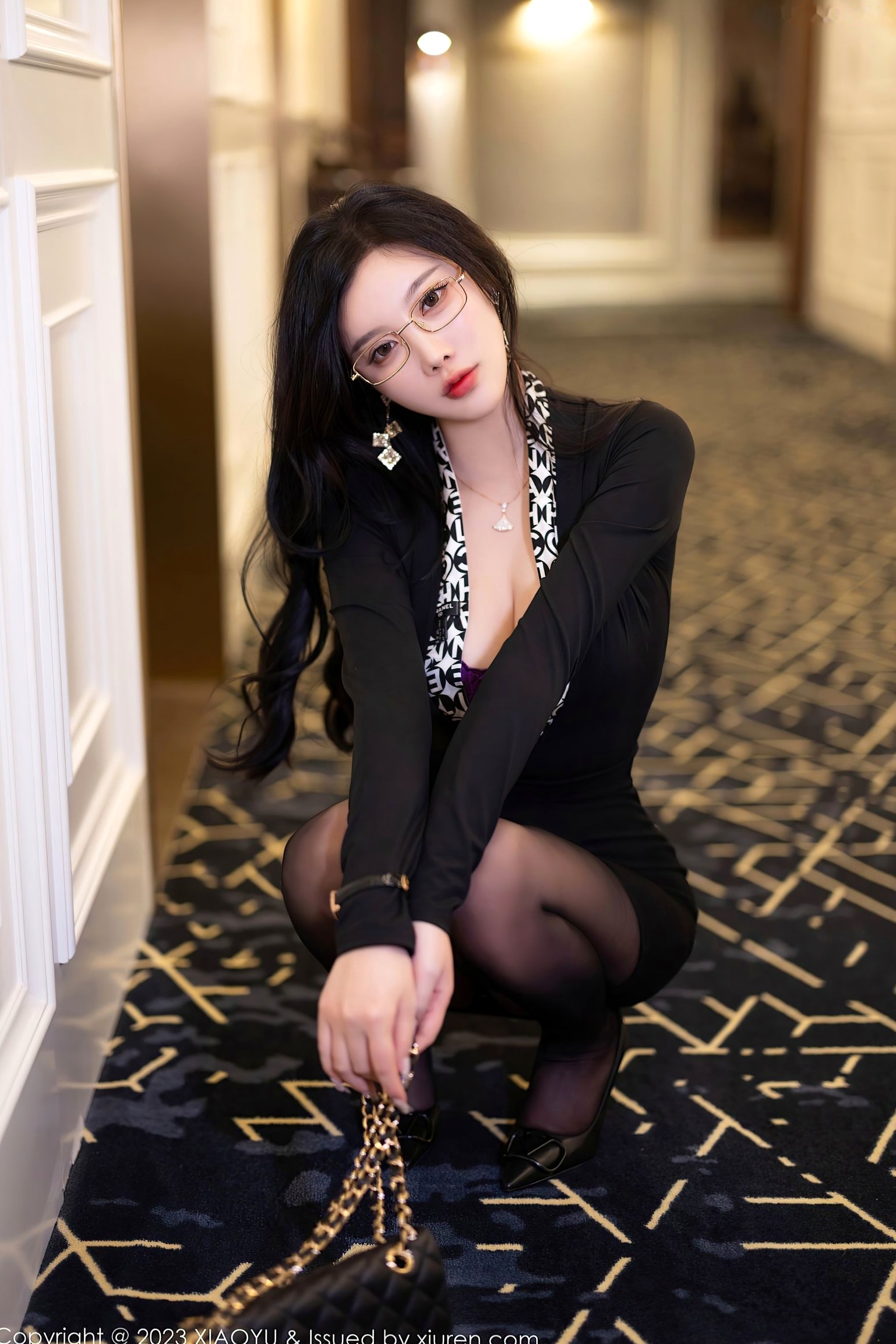 XiaoYu语画界-1160-杨晨晨Yome办公室OL职业装写真,黑色紧身短裙搭配极品黑丝诱惑,深V紫色蕾丝内衣尽显轻熟御姐风情,2023.12.08无圣光大尺度珍藏合集