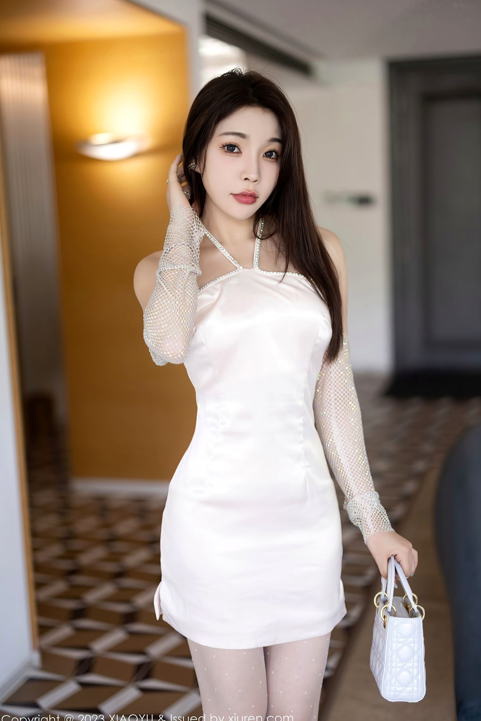 XiaoYu语画界-1094-徐莉芝Booty-纯白蕾丝内衣诱惑-白丝长腿私房写真-室内床边性感姿态-2023.08.17