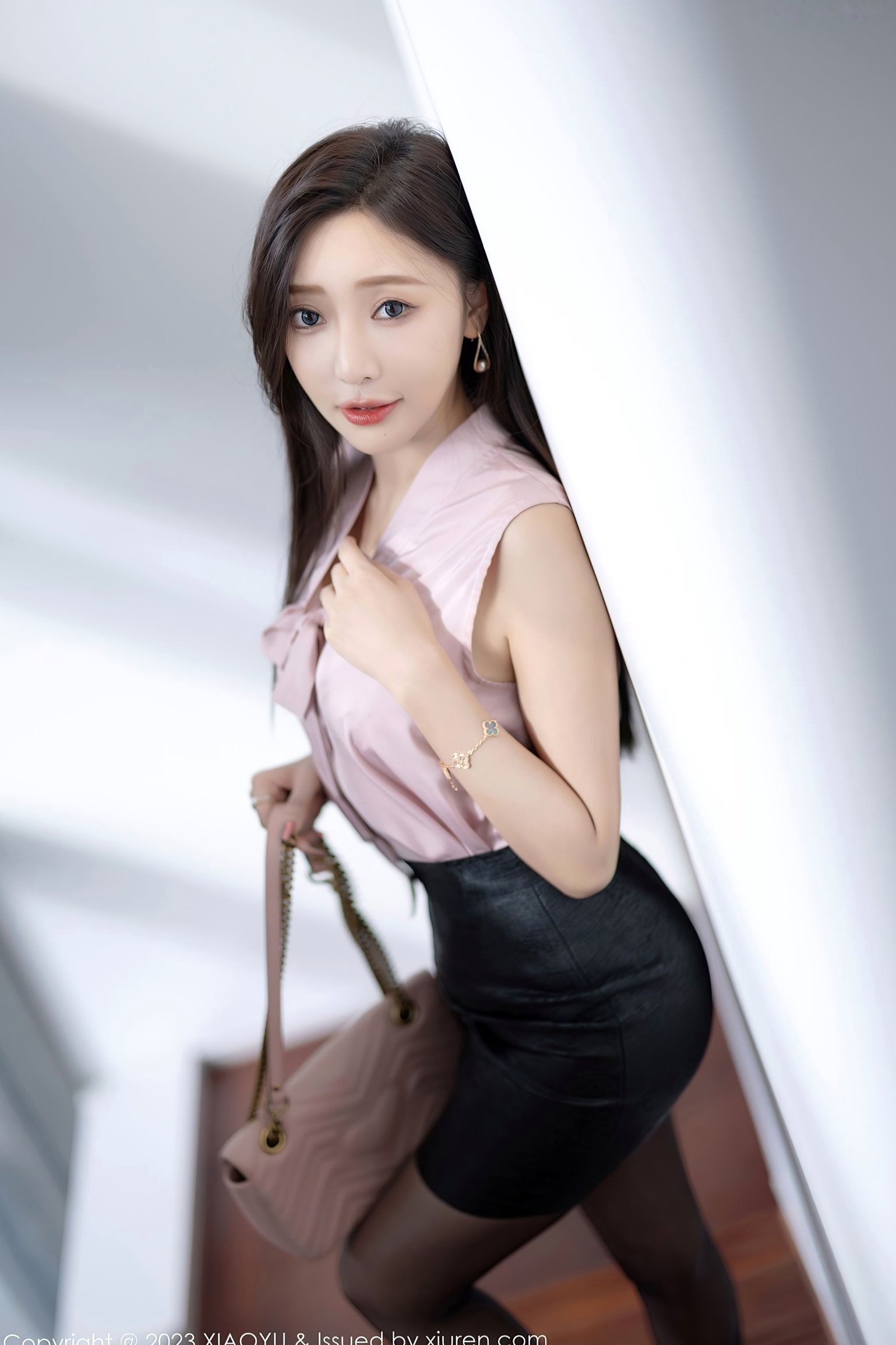 XiaoYu语画界-1086-王馨瑶yanni:粉衫短裙黑丝私房照,展现极致性感诱惑美腿,绝美胴体与居家柔情视觉盛宴,无圣光大尺度福利写真