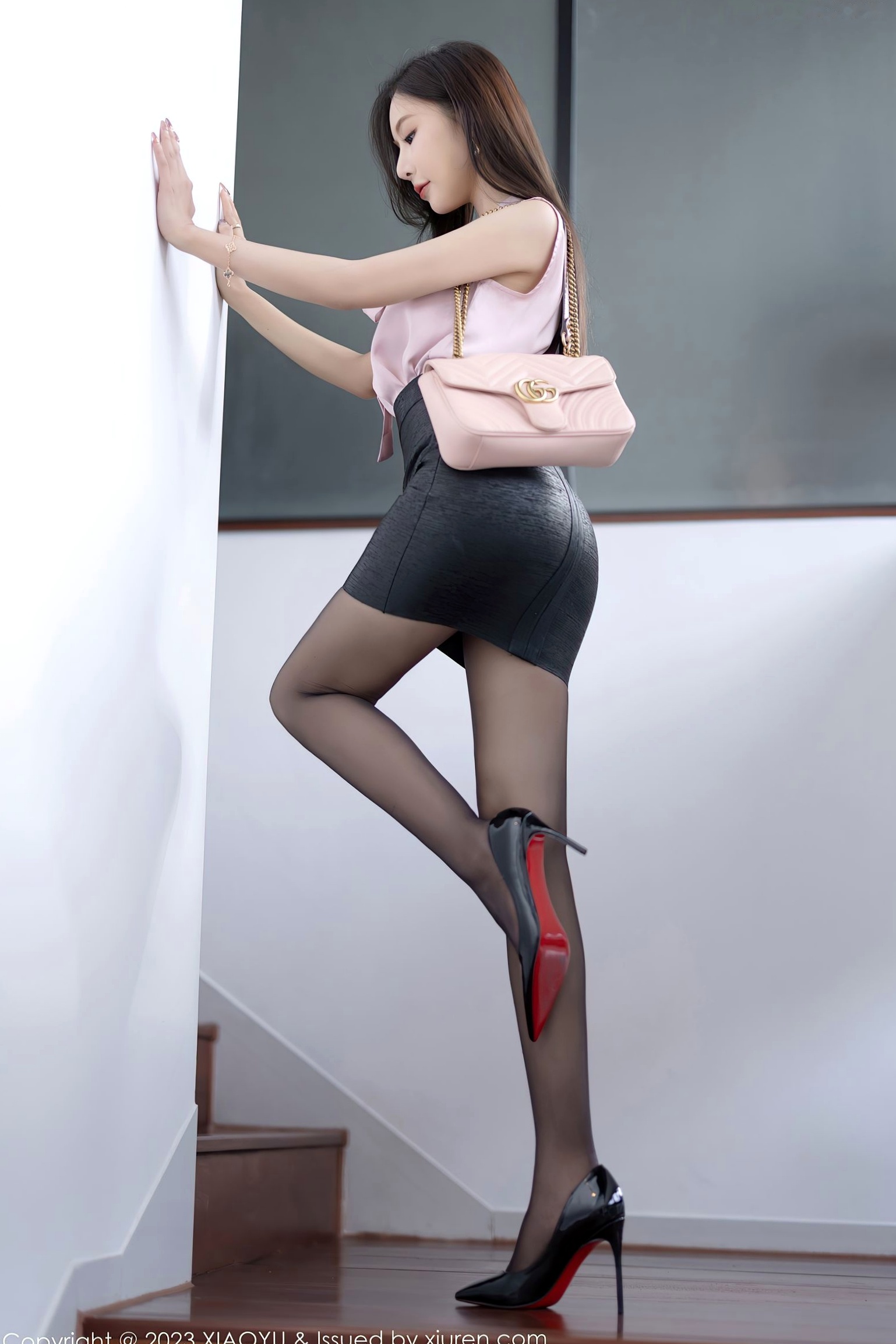 XiaoYu语画界-1086-王馨瑶yanni:粉衫短裙黑丝私房照,展现极致性感诱惑美腿,绝美胴体与居家柔情视觉盛宴,无圣光大尺度福利写真