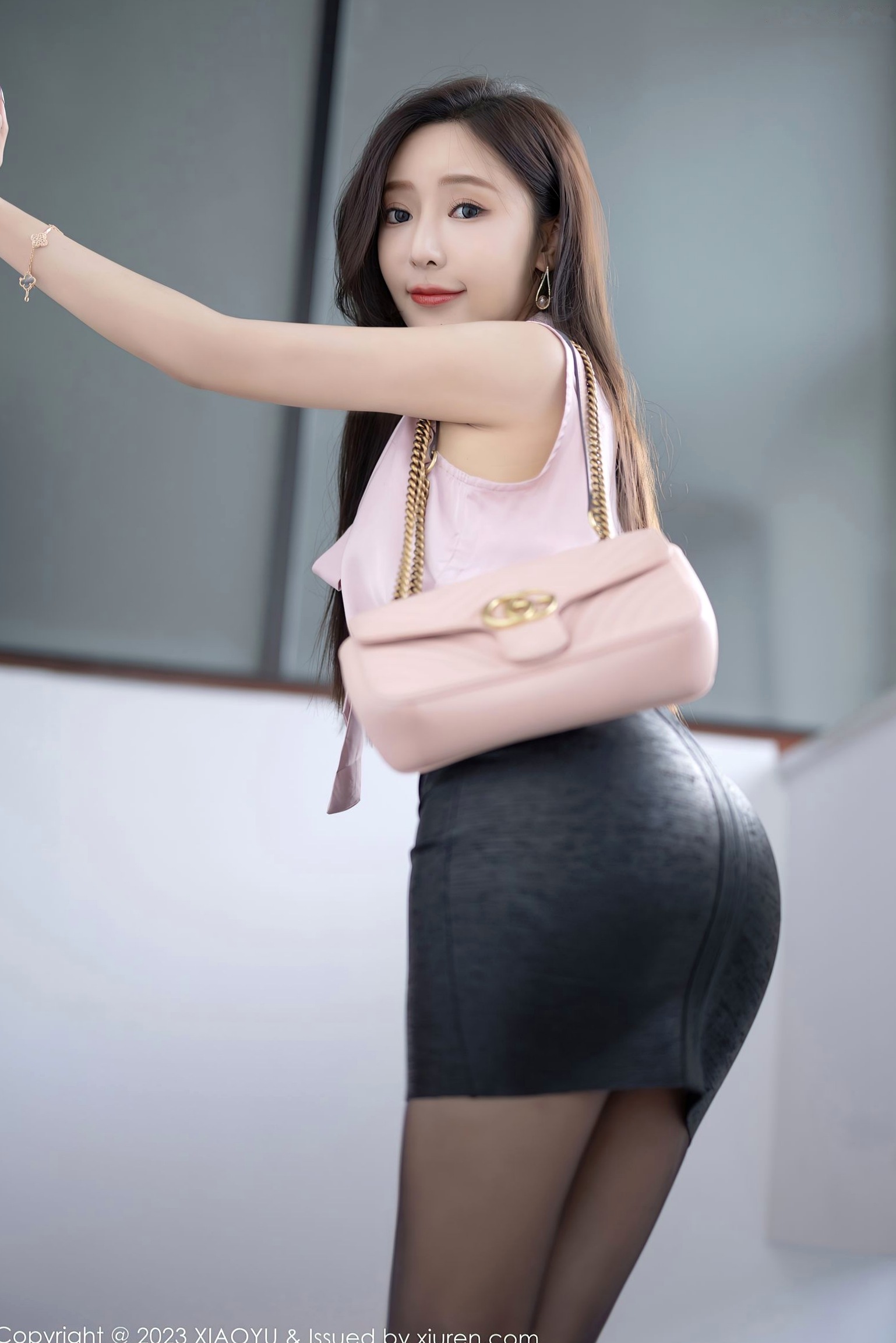 XiaoYu语画界-1086-王馨瑶yanni:粉衫短裙黑丝私房照,展现极致性感诱惑美腿,绝美胴体与居家柔情视觉盛宴,无圣光大尺度福利写真