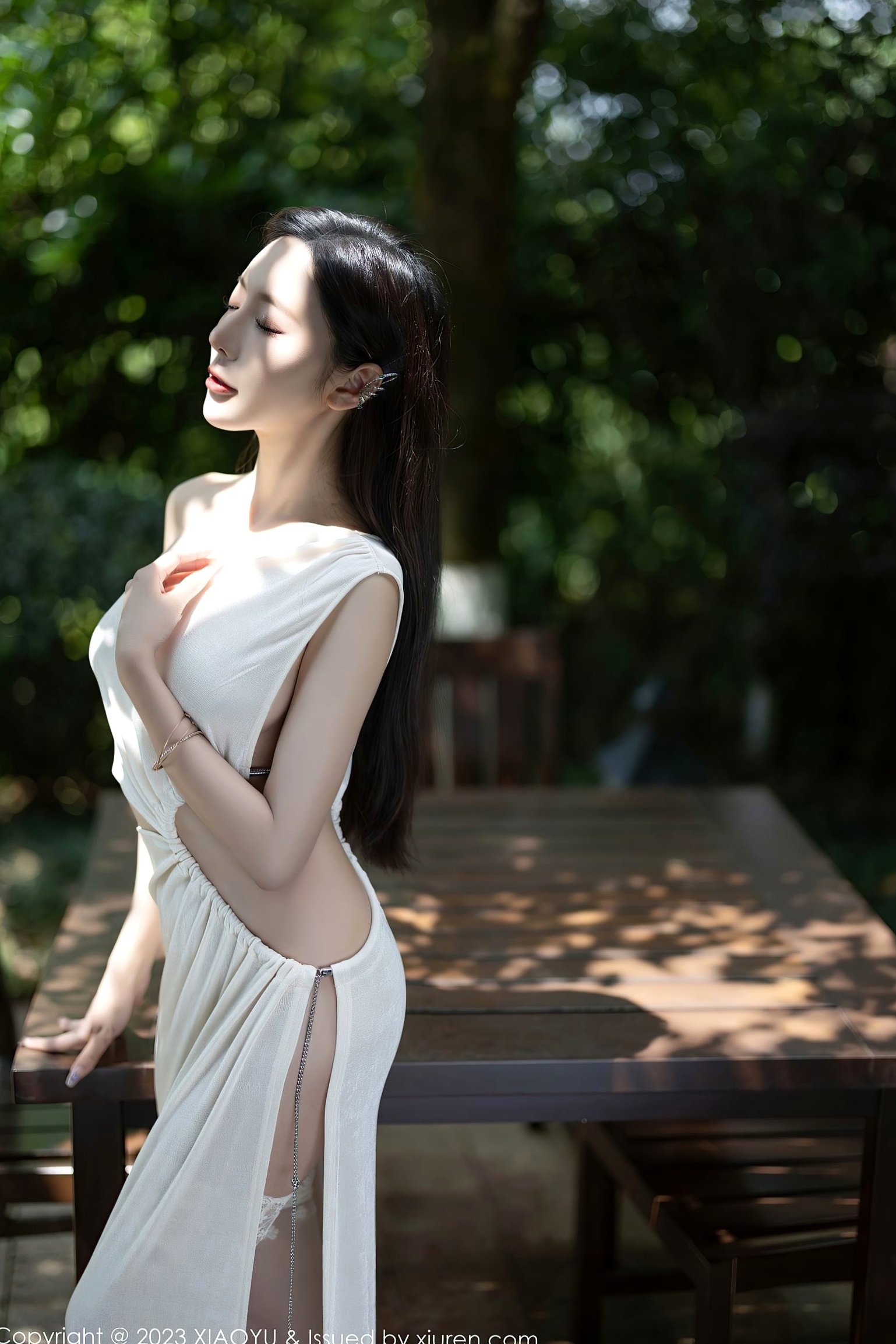 语画界-1082-王馨瑶Yanni贵州旅拍:白色高开叉长裙尽显曼妙身姿,气质优雅与极致诱惑并存,户外自然下的高级女神影像