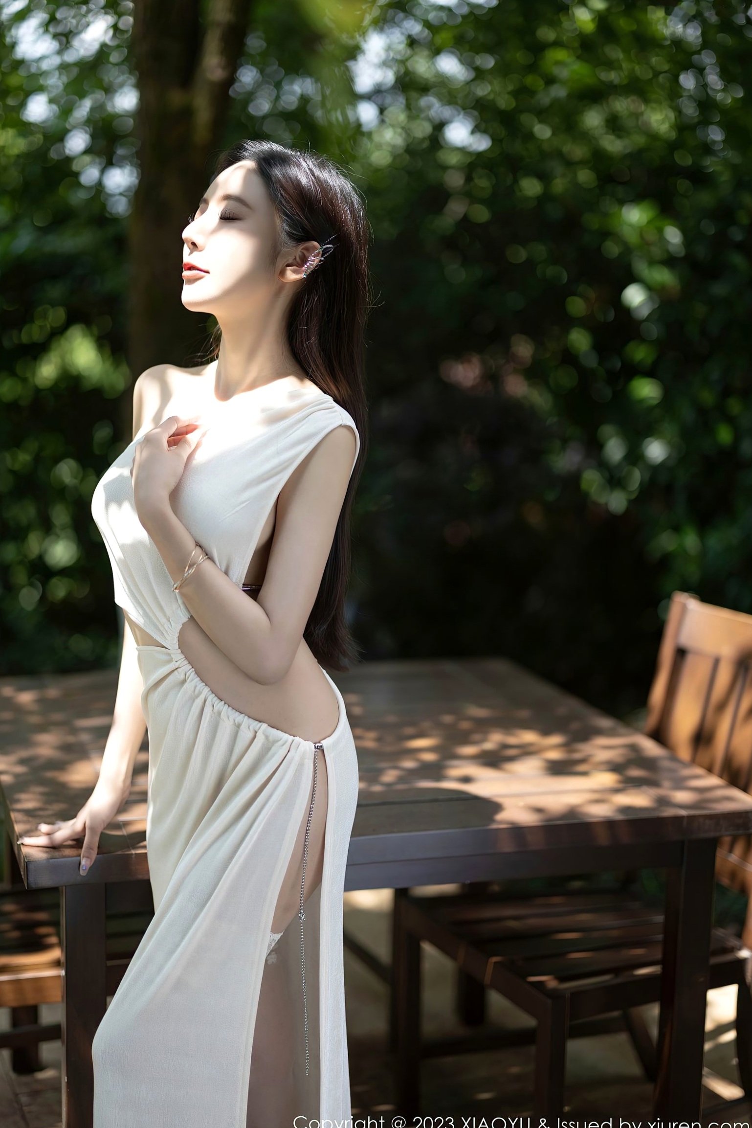 语画界-1082-王馨瑶Yanni贵州旅拍:白色高开叉长裙尽显曼妙身姿,气质优雅与极致诱惑并存,户外自然下的高级女神影像