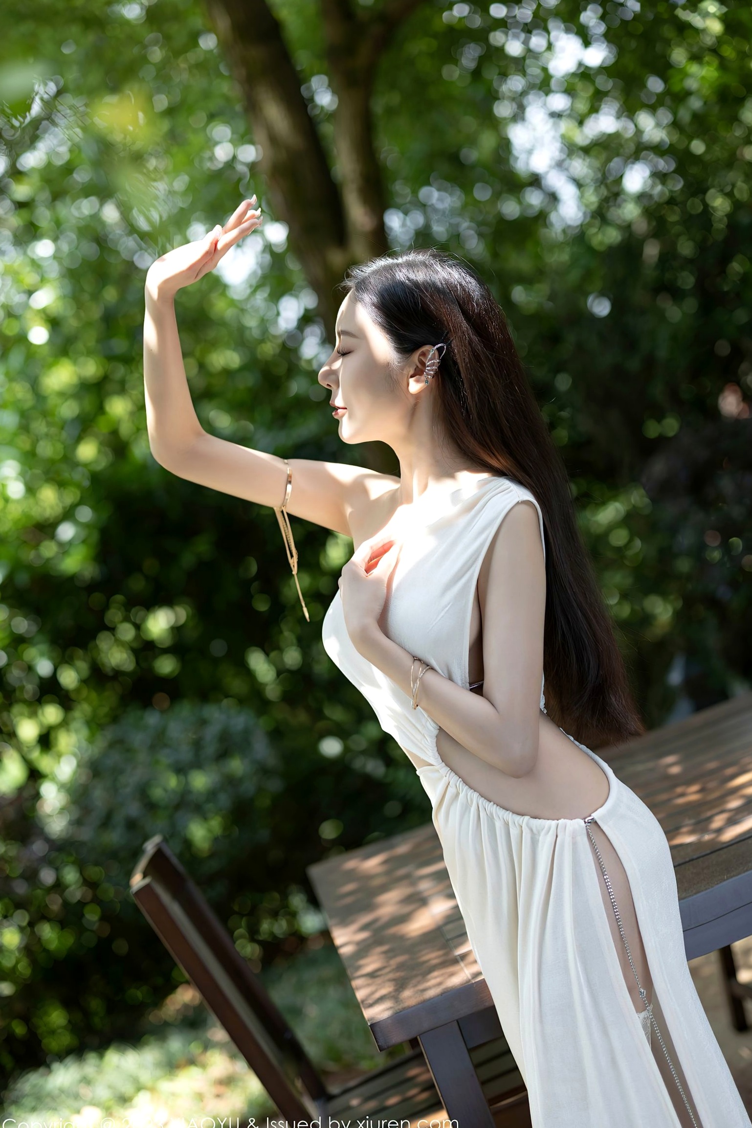 语画界-1082-王馨瑶Yanni贵州旅拍:白色高开叉长裙尽显曼妙身姿,气质优雅与极致诱惑并存,户外自然下的高级女神影像