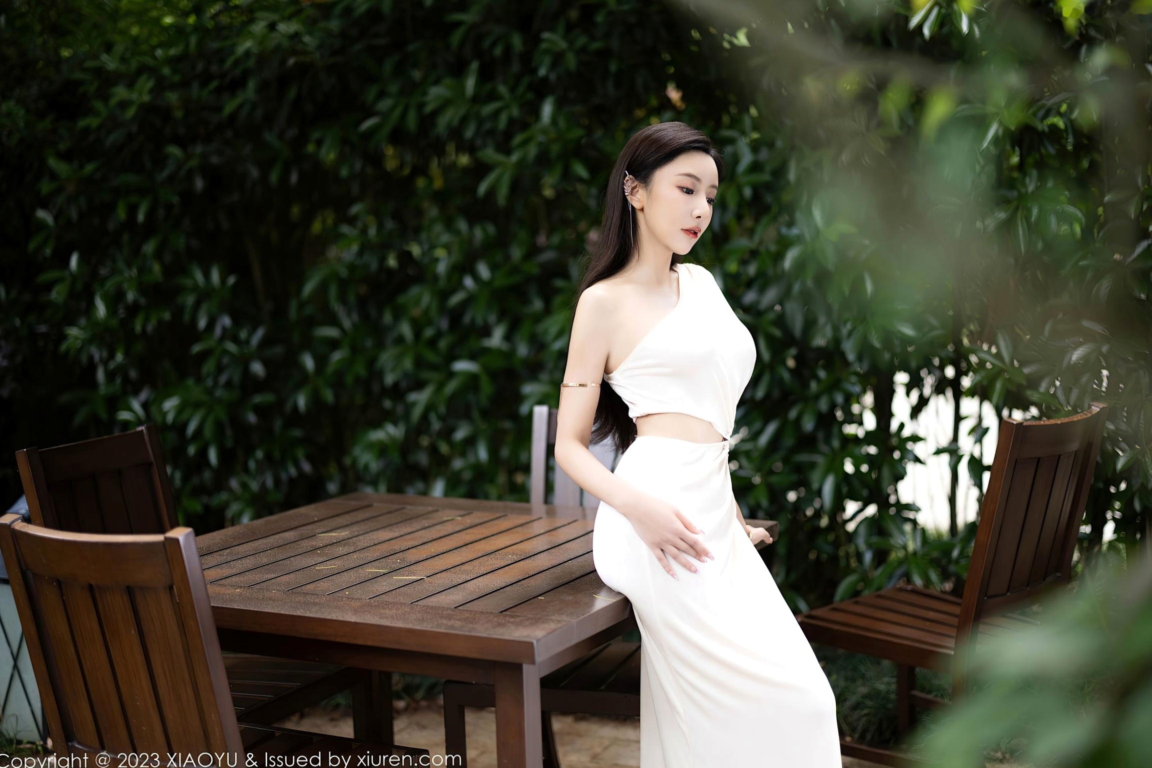 语画界-1082-王馨瑶Yanni贵州旅拍:白色高开叉长裙尽显曼妙身姿,气质优雅与极致诱惑并存,户外自然下的高级女神影像