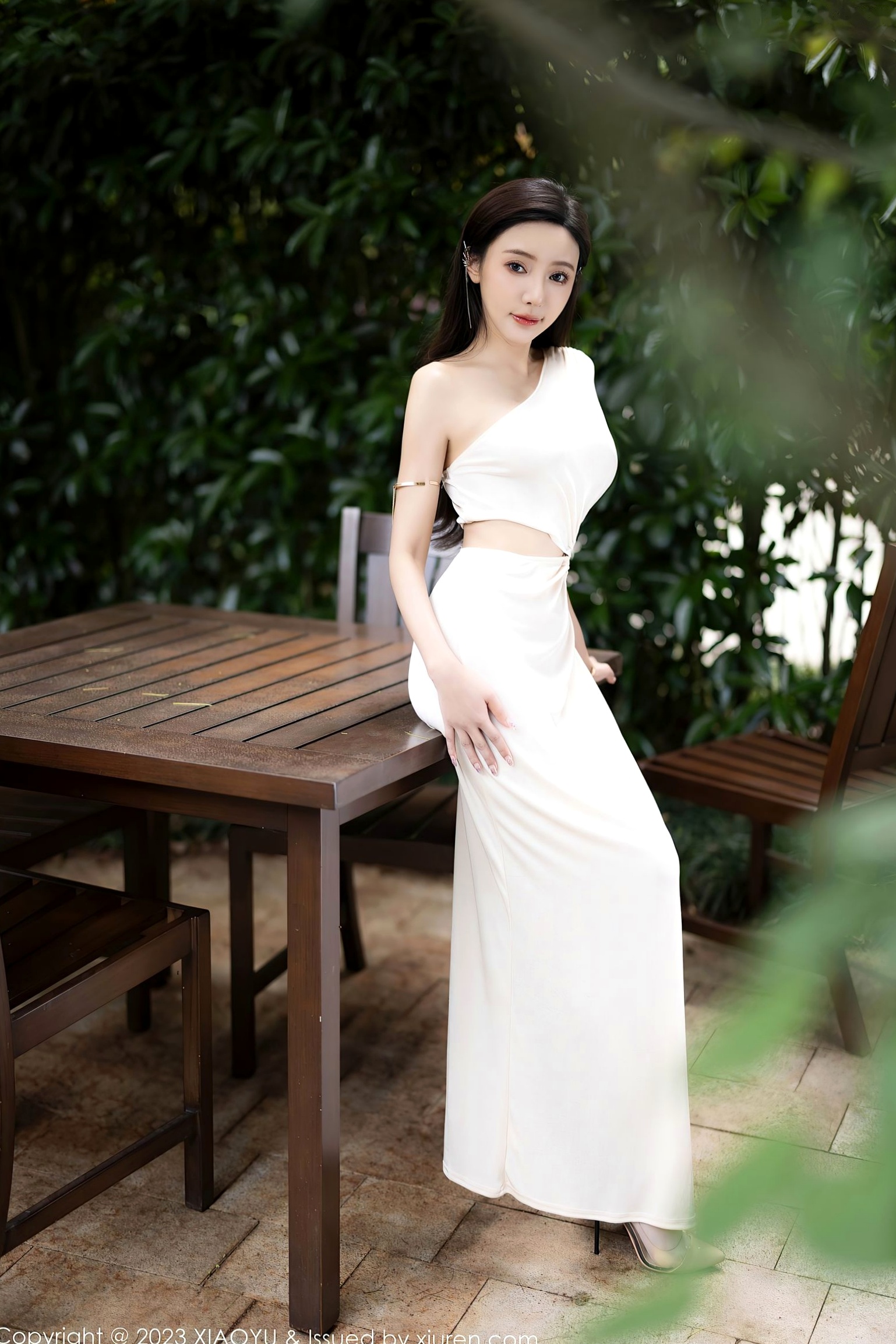 语画界-1082-王馨瑶Yanni贵州旅拍:白色高开叉长裙尽显曼妙身姿,气质优雅与极致诱惑并存,户外自然下的高级女神影像