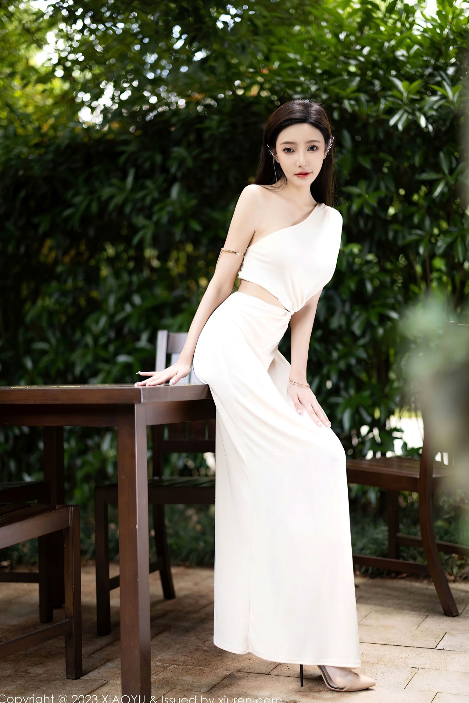 语画界-1082-王馨瑶Yanni贵州旅拍:白色高开叉长裙尽显曼妙身姿,气质优雅与极致诱惑并存,户外自然下的高级女神影像