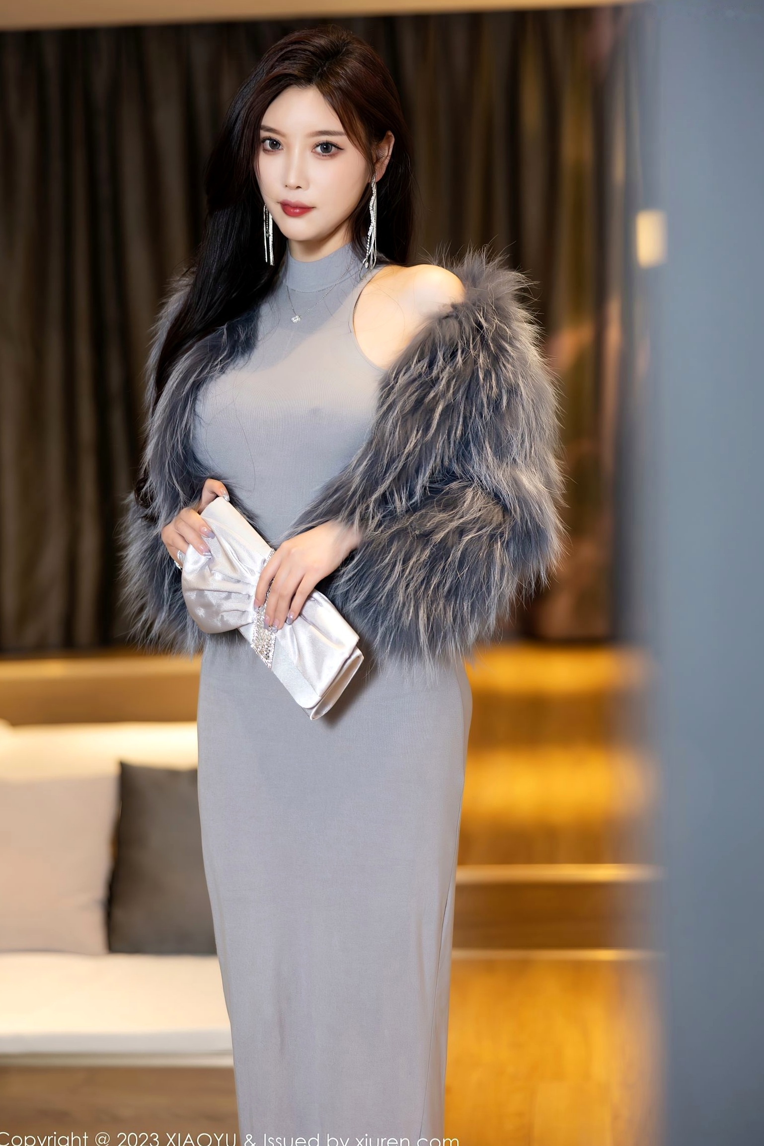 杨晨晨Yome贵州旅拍:灰色高开叉镂空裙展现极致诱惑,XiaoYu语画界极品身材大尺度私房写真