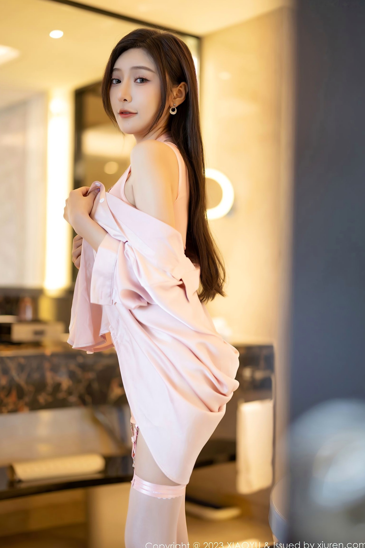 XiaoYu语画界王馨瑶yanni写真:粉色绑带内衣与超薄丝袜的浴室私房诱惑,展现甜美撩人绝佳身材