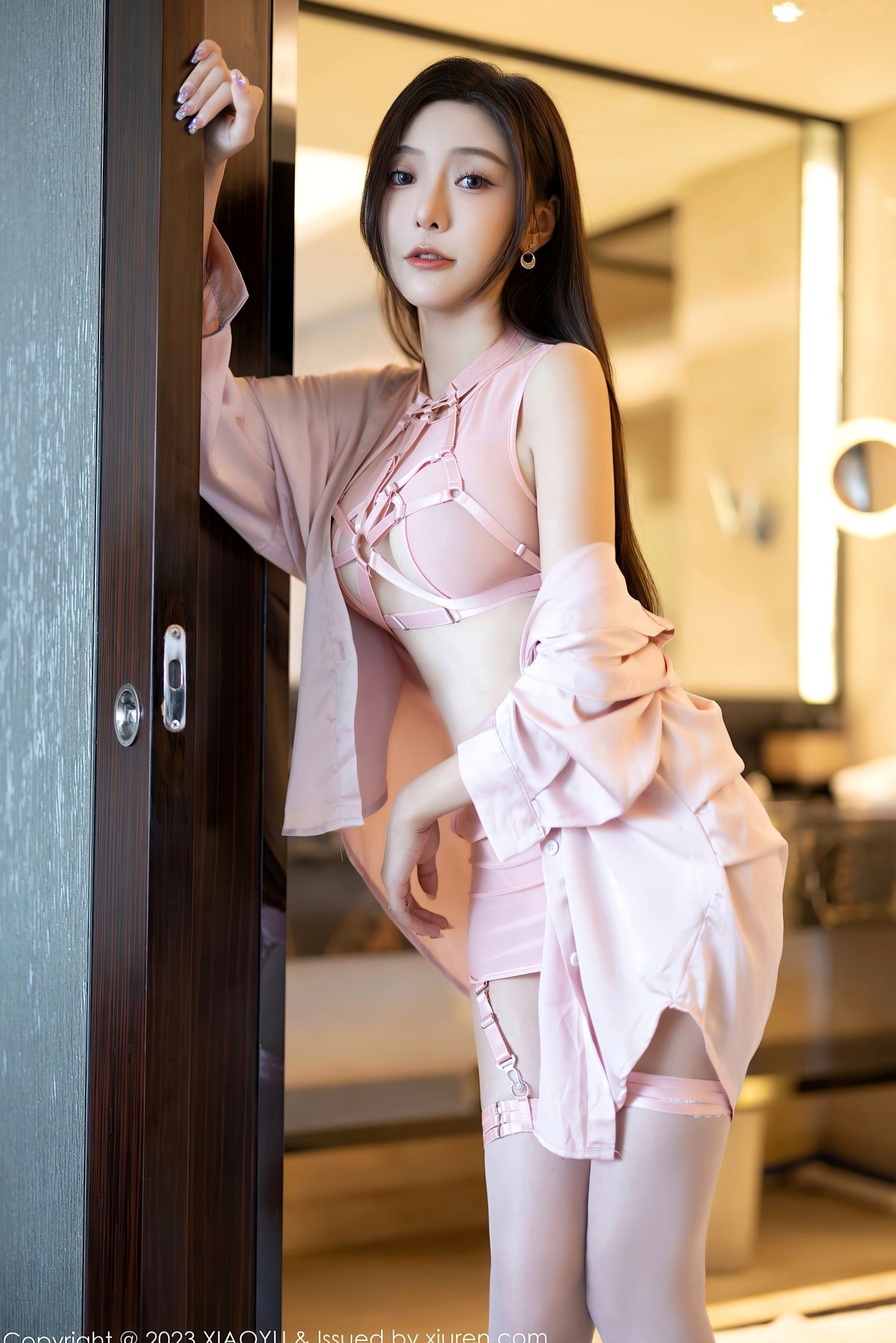 XiaoYu语画界王馨瑶yanni写真:粉色绑带内衣与超薄丝袜的浴室私房诱惑,展现甜美撩人绝佳身材