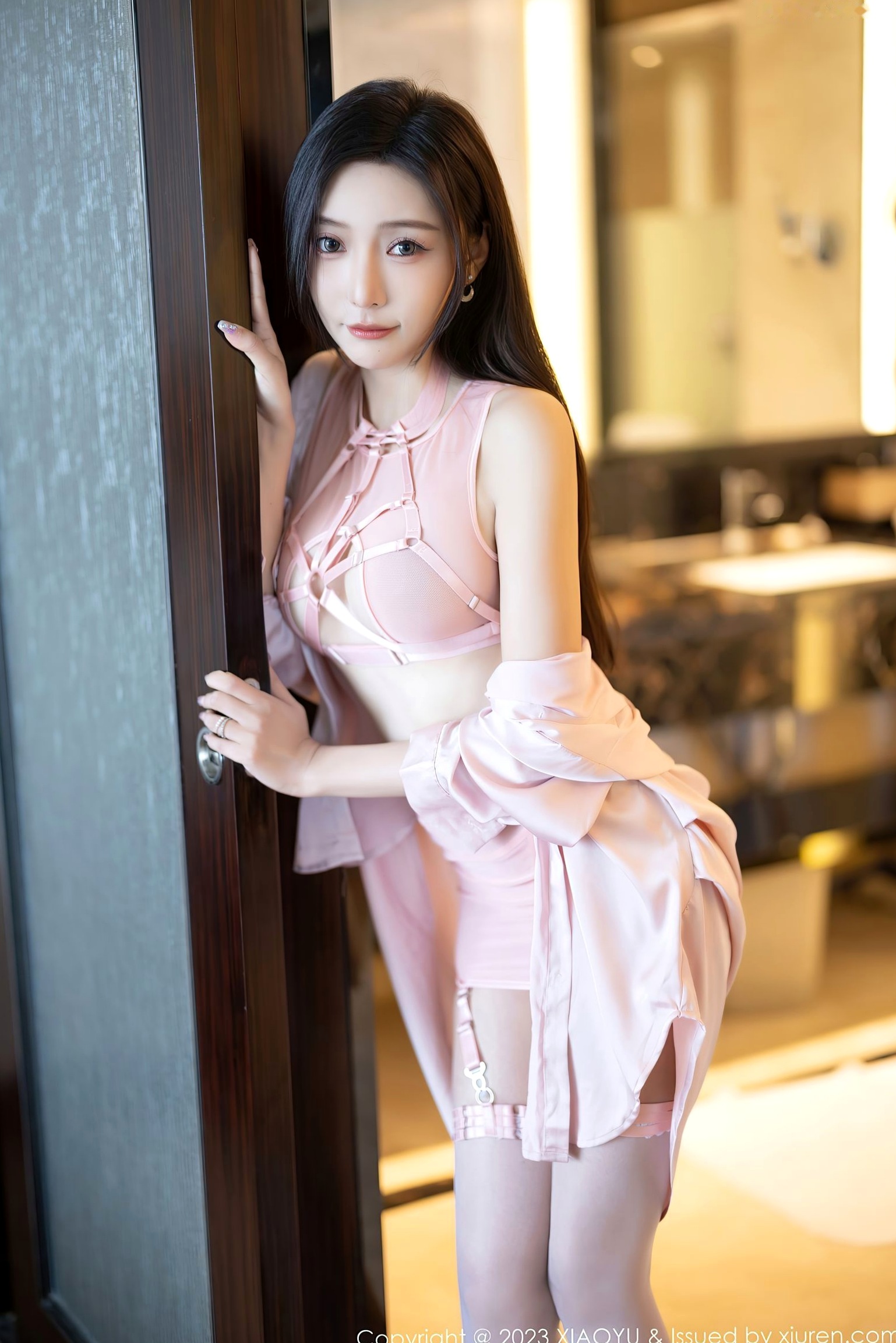 XiaoYu语画界王馨瑶yanni写真:粉色绑带内衣与超薄丝袜的浴室私房诱惑,展现甜美撩人绝佳身材