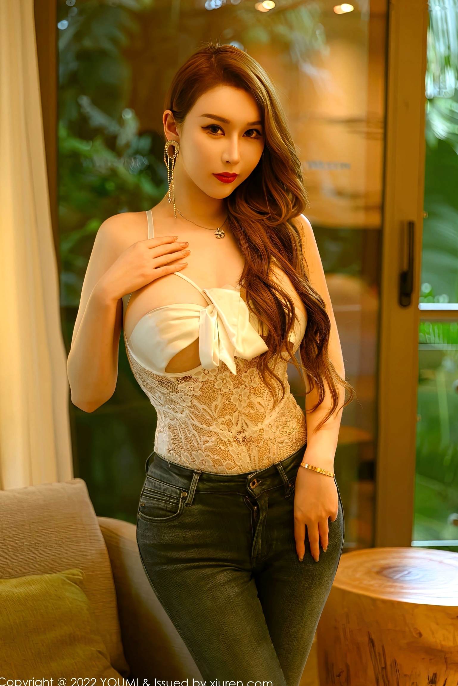 YouMi尤蜜荟-尤妮丝Egg万宁旅拍:身着白色精致镂空连体内衣,酒店私房内展现性感曲线,御姐气质大尺度诱惑写真