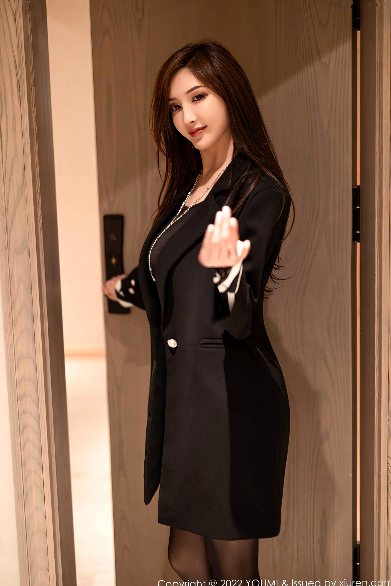 YouMi尤蜜荟-奶瓶土肥圆:极致黑丝诱惑写真,超薄丝袜勾勒曼妙曲线,卧室私房大尺度美图