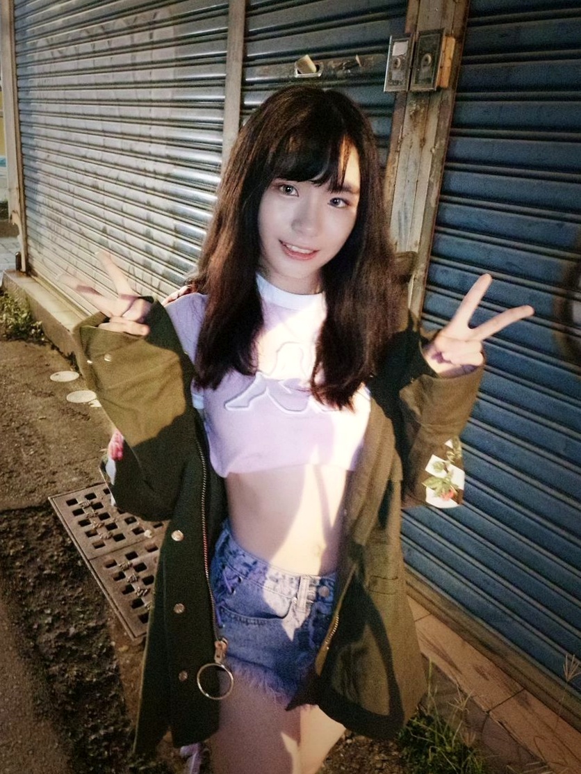 台湾清纯萝莉私房街拍写真套图,大胆演绎都市胶片质感与纯美诱惑,54P高清无圣光视频精选