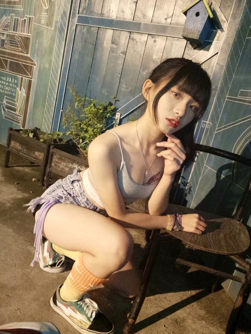 台湾清纯萝莉私房街拍写真套图,大胆演绎都市胶片质感与纯美诱惑,54P高清无圣光视频精选