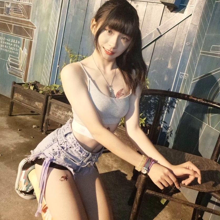 台湾清纯萝莉私房街拍写真套图,大胆演绎都市胶片质感与纯美诱惑,54P高清无圣光视频精选