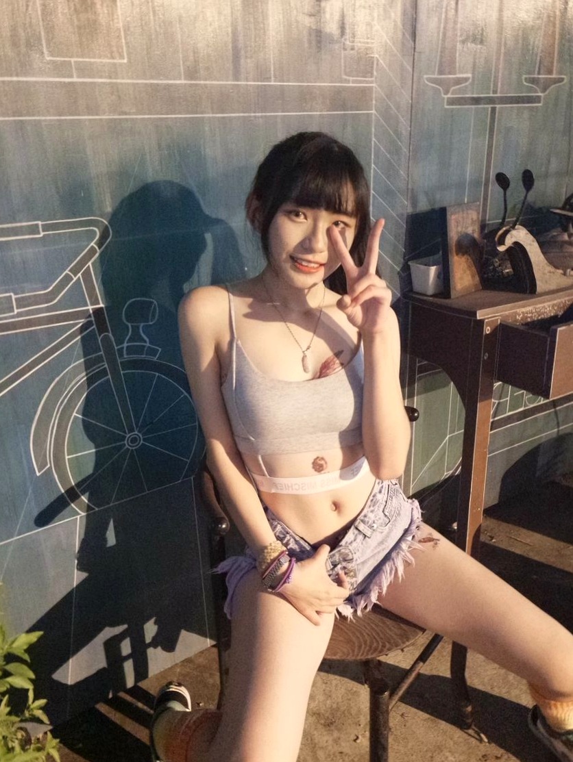 台湾清纯萝莉私房街拍写真套图,大胆演绎都市胶片质感与纯美诱惑,54P高清无圣光视频精选
