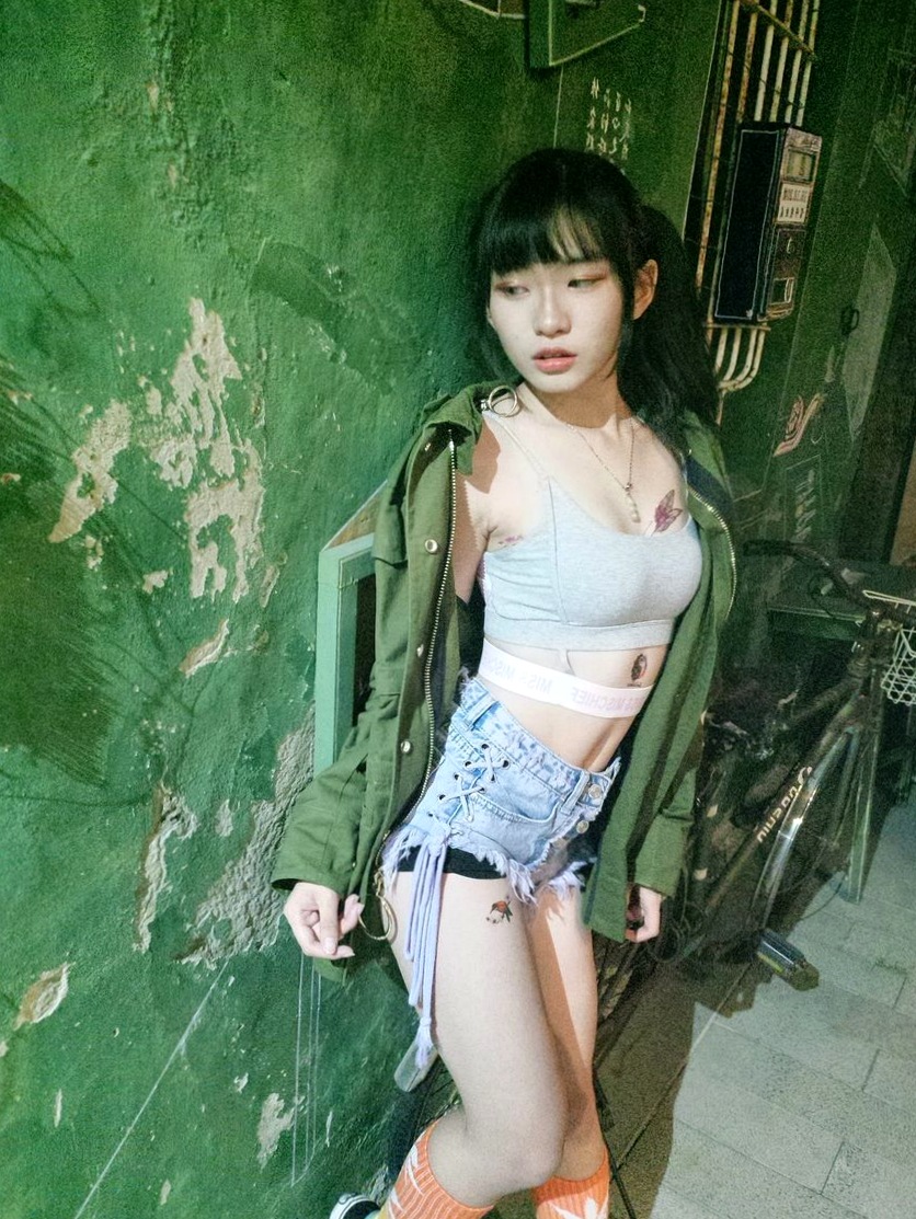 台湾清纯萝莉私房街拍写真套图,大胆演绎都市胶片质感与纯美诱惑,54P高清无圣光视频精选