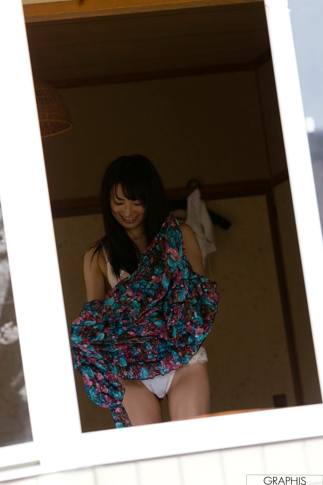 Graphis写真:香西咲《Footloose》户外清新街拍精选集,唯美碎花裙,尽显日系女神温柔魅力