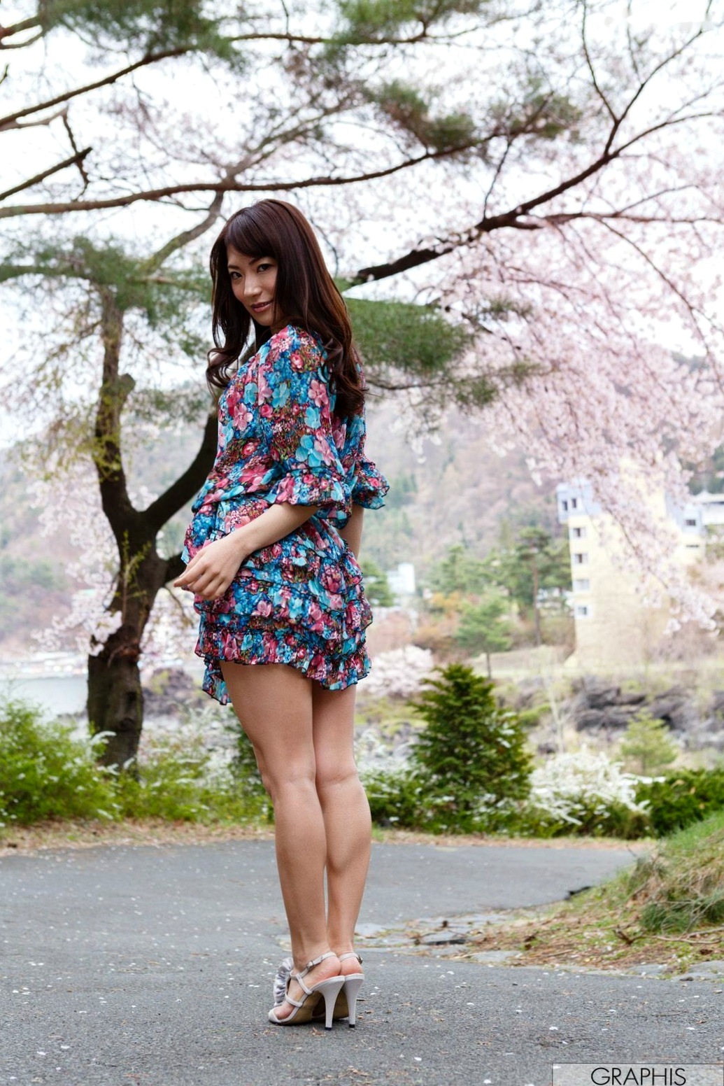 Graphis写真:香西咲《Footloose》户外清新街拍精选集,唯美碎花裙,尽显日系女神温柔魅力