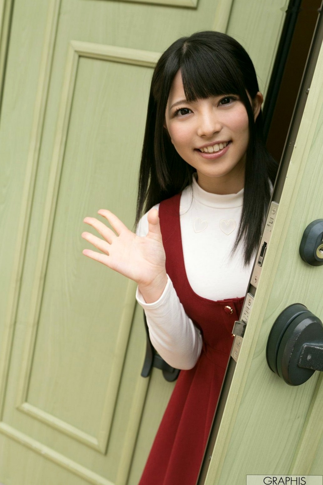 Graphis上原亜衣写真集:清纯校服美少女的诱惑演绎,展现制服下的极致甜美