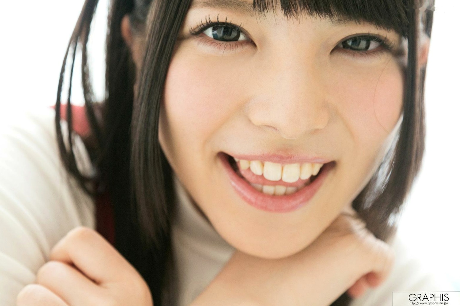 Graphis上原亜衣写真集:清纯校服美少女的诱惑演绎,展现制服下的极致甜美