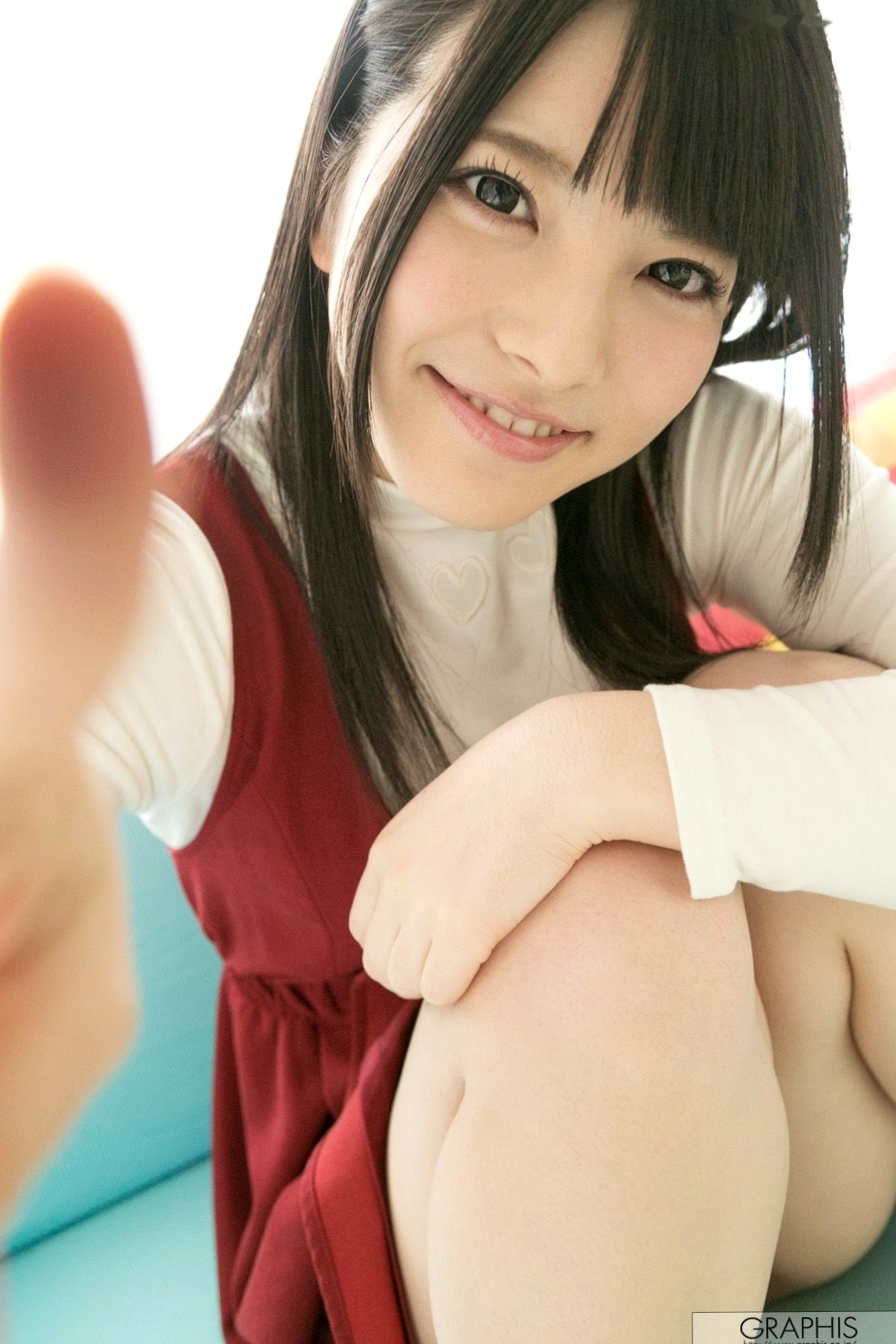 Graphis上原亜衣写真集:清纯校服美少女的诱惑演绎,展现制服下的极致甜美