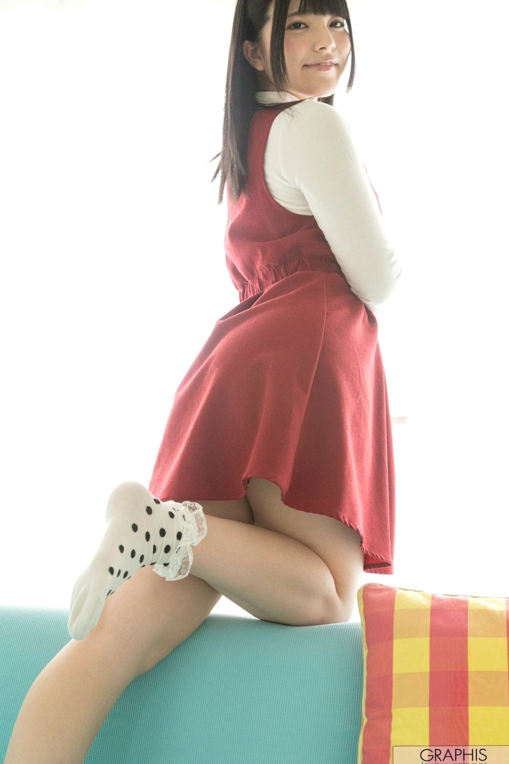 Graphis上原亜衣写真集:清纯校服美少女的诱惑演绎,展现制服下的极致甜美
