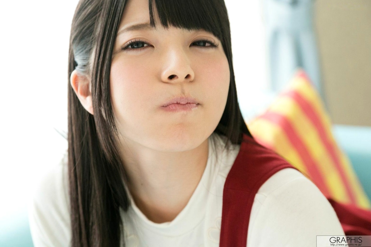 Graphis上原亜衣写真集:清纯校服美少女的诱惑演绎,展现制服下的极致甜美