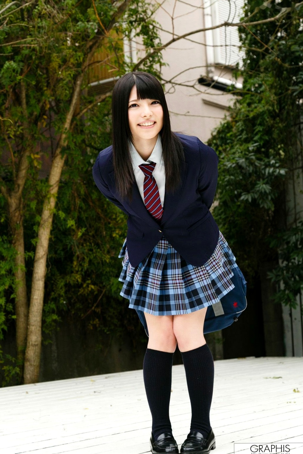 Graphis上原亜衣写真集:清纯校服美少女的诱惑演绎,展现制服下的极致甜美