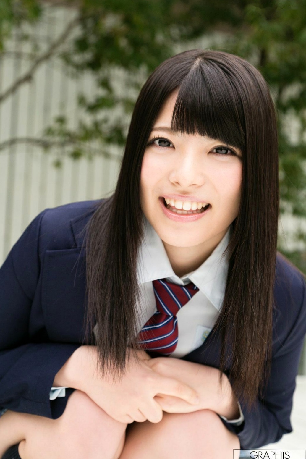 Graphis上原亜衣写真集:清纯校服美少女的诱惑演绎,展现制服下的极致甜美